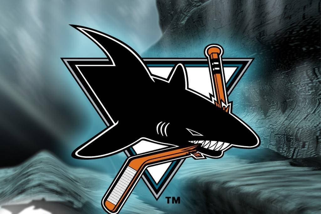 sharks 桌布 壁紙 — 一個黑色鯊魚標誌，橙色曲棍球棒咬穿風格化的冰背景。