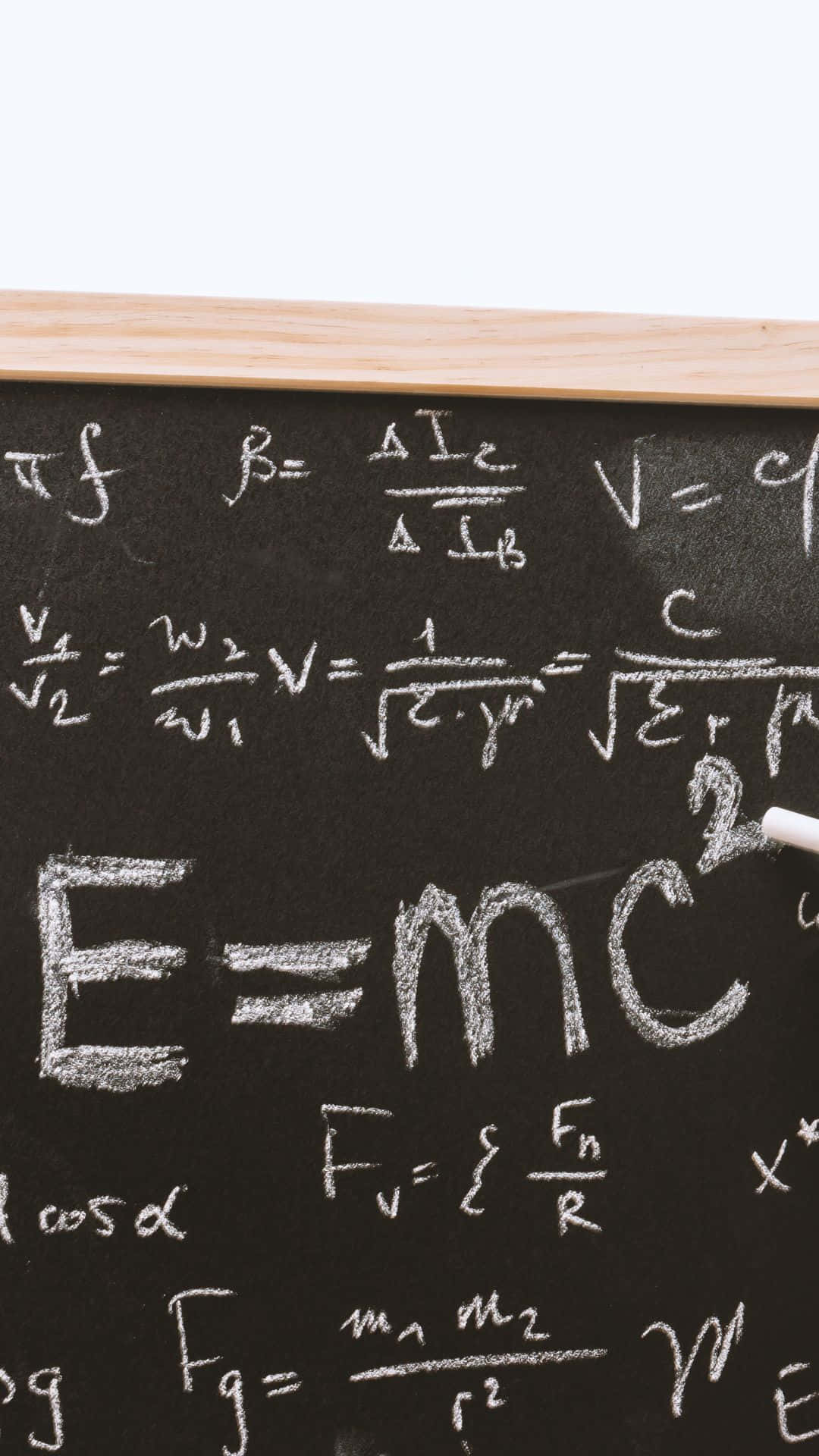 Physics 桌布 壁紙 — 一個黑色黑板的特寫，上面充滿了物理方程式，包括用白色粉筆寫的 E 等於 mc 平方。