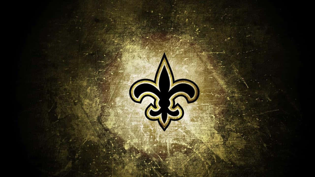 NFL Saints 桌布 壁紙 — 一個黑金色的百合花徽章標誌在紋理粗糙的金棕色背景上發光，帶有暗色暈影邊緣。
