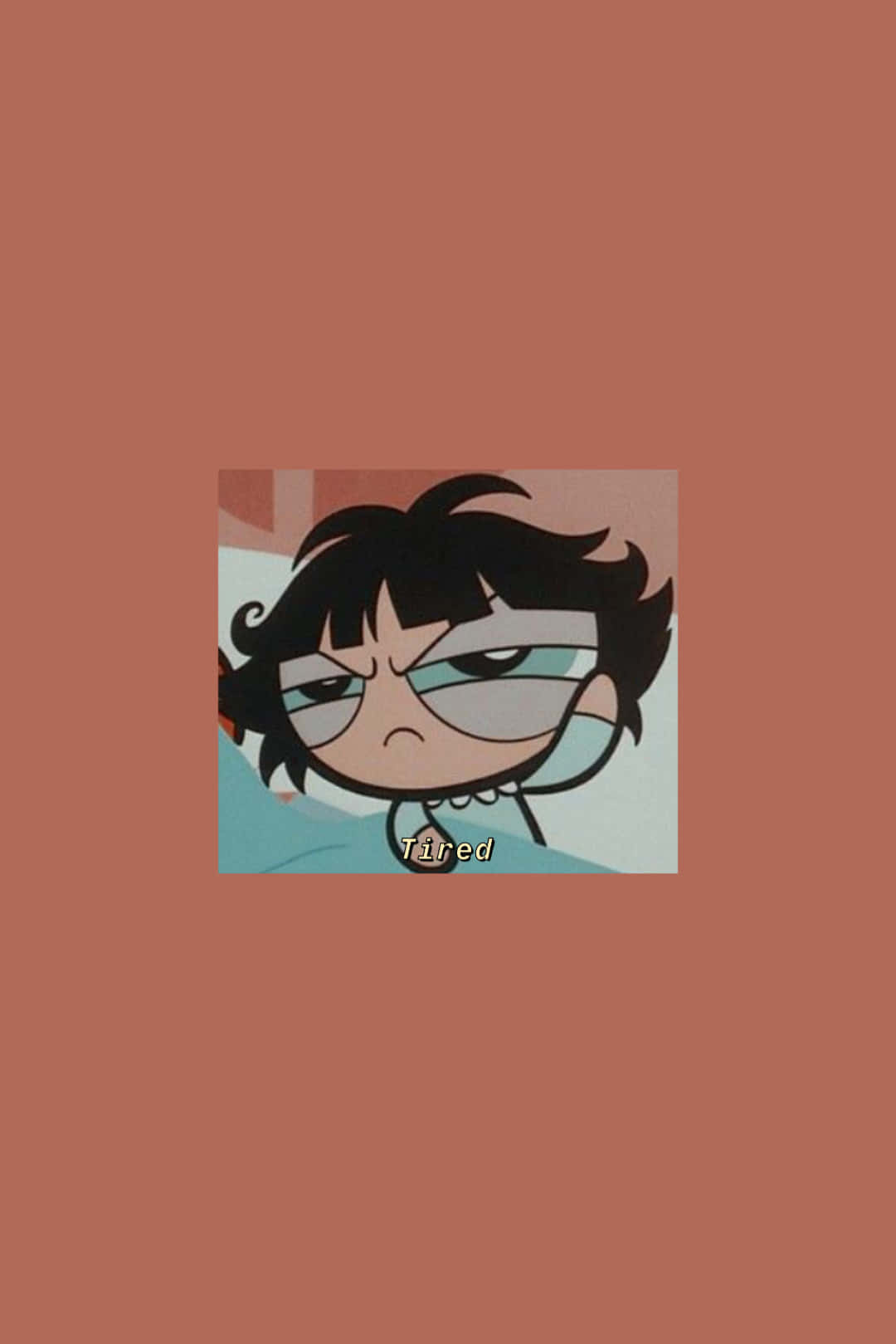Buttercup Aesthetic 桌布 壁紙 — 一個黑髮、眼神疲憊的卡通女孩躺在床上，看起來筋疲力盡，背景是純色陶土色。