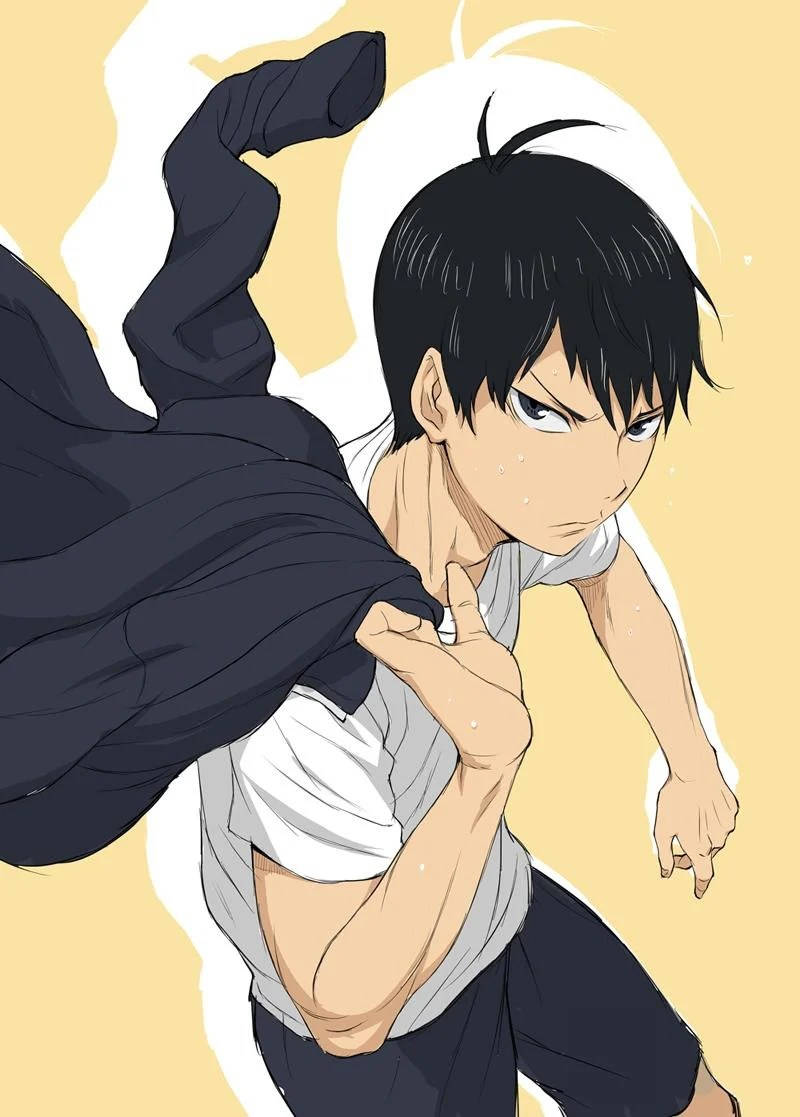 Kageyama 桌布 壁紙 — 一個黑髮、眼神銳利的動漫男孩，在溫暖的黃色背景下，以動態姿勢向前伸展，將深色外套拉過肩膀。