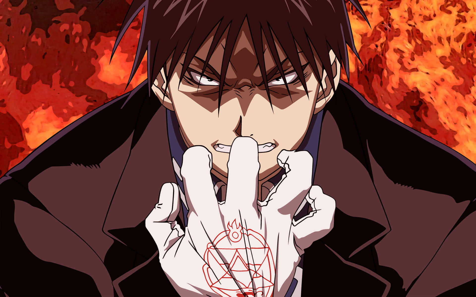 Roy Mustang 桌布 壁紙 — 一個黑髮、眼神銳利的動漫角色，在熾熱的橙色背景前舉起一隻帶有發光紅色符號的手。