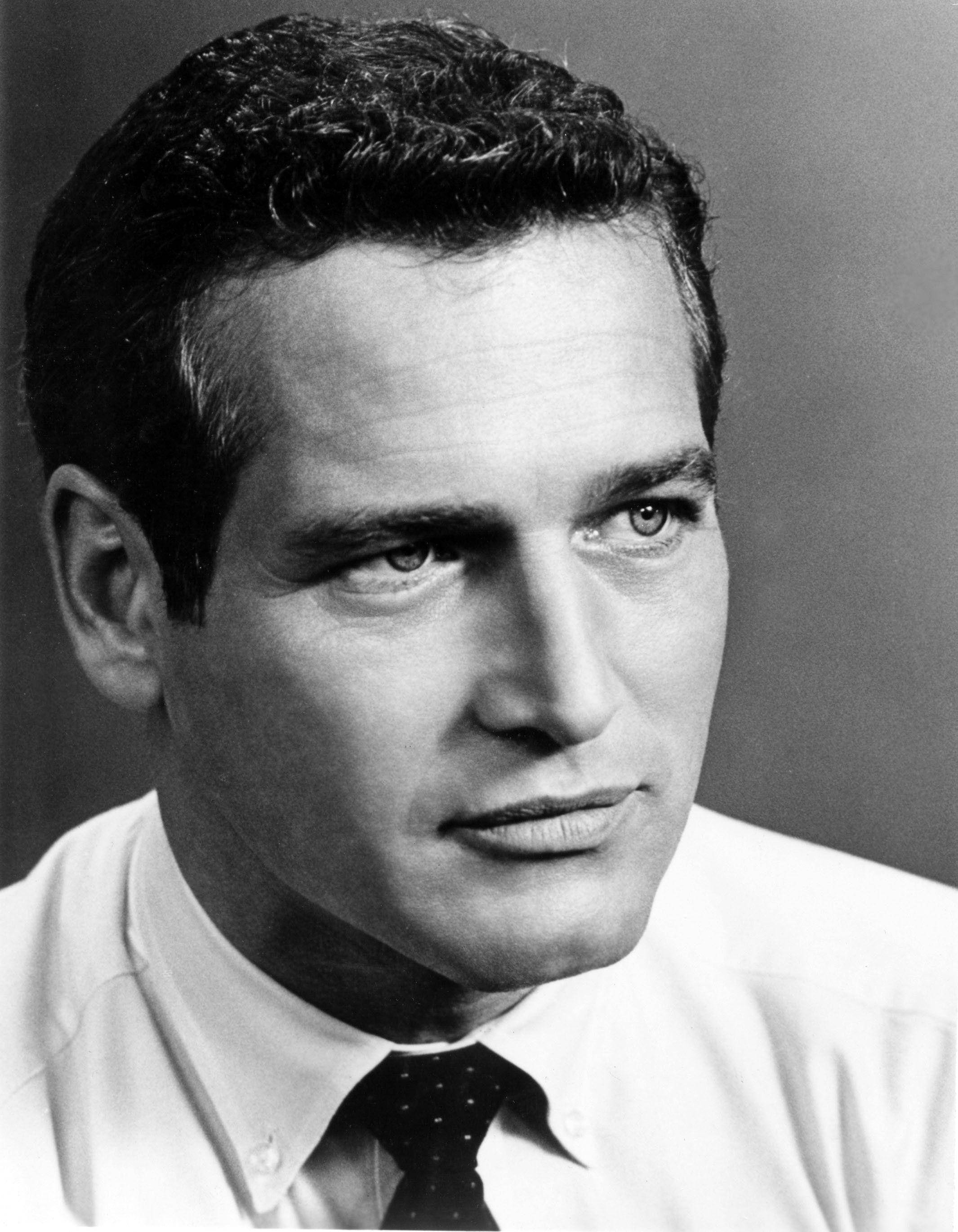 newman 桌布 壁紙 — 一個黑髮、眼神銳利的男人穿著白襯衫和深色領帶的黑白肖像。