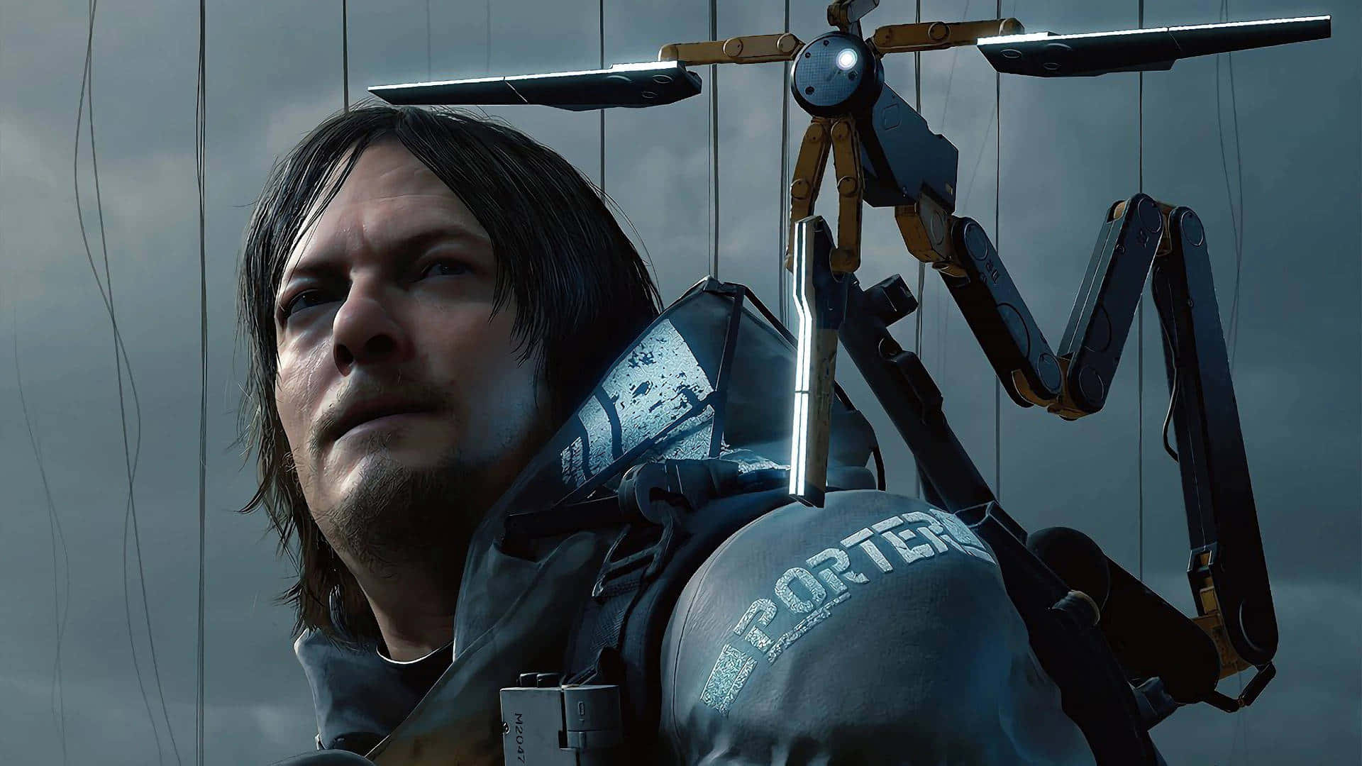 HD Death Stranding 桌布 壁紙 — 一個黑髮、神情疲憊的男人，在陰沉天空和電線的背景下，戴著一個標有 'PORTER' 的機械手臂。