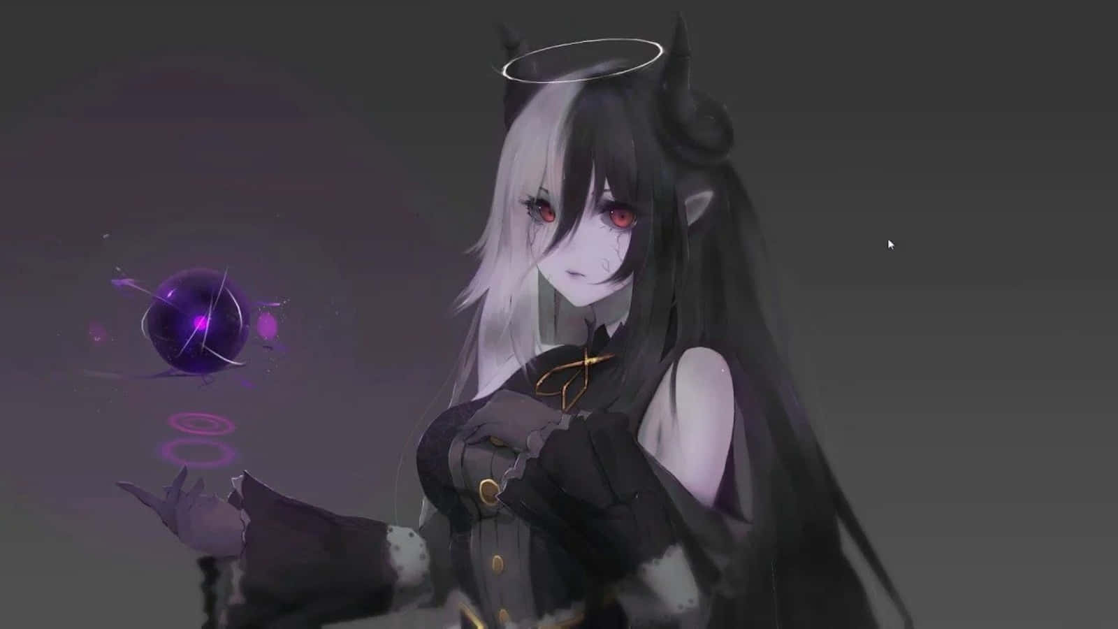動漫惡魔 桌布 壁紙 — 一個黑髮、紅眼、有惡魔角的動漫女孩，在柔和的灰色背景前拿著一個發光的紫色球體。
