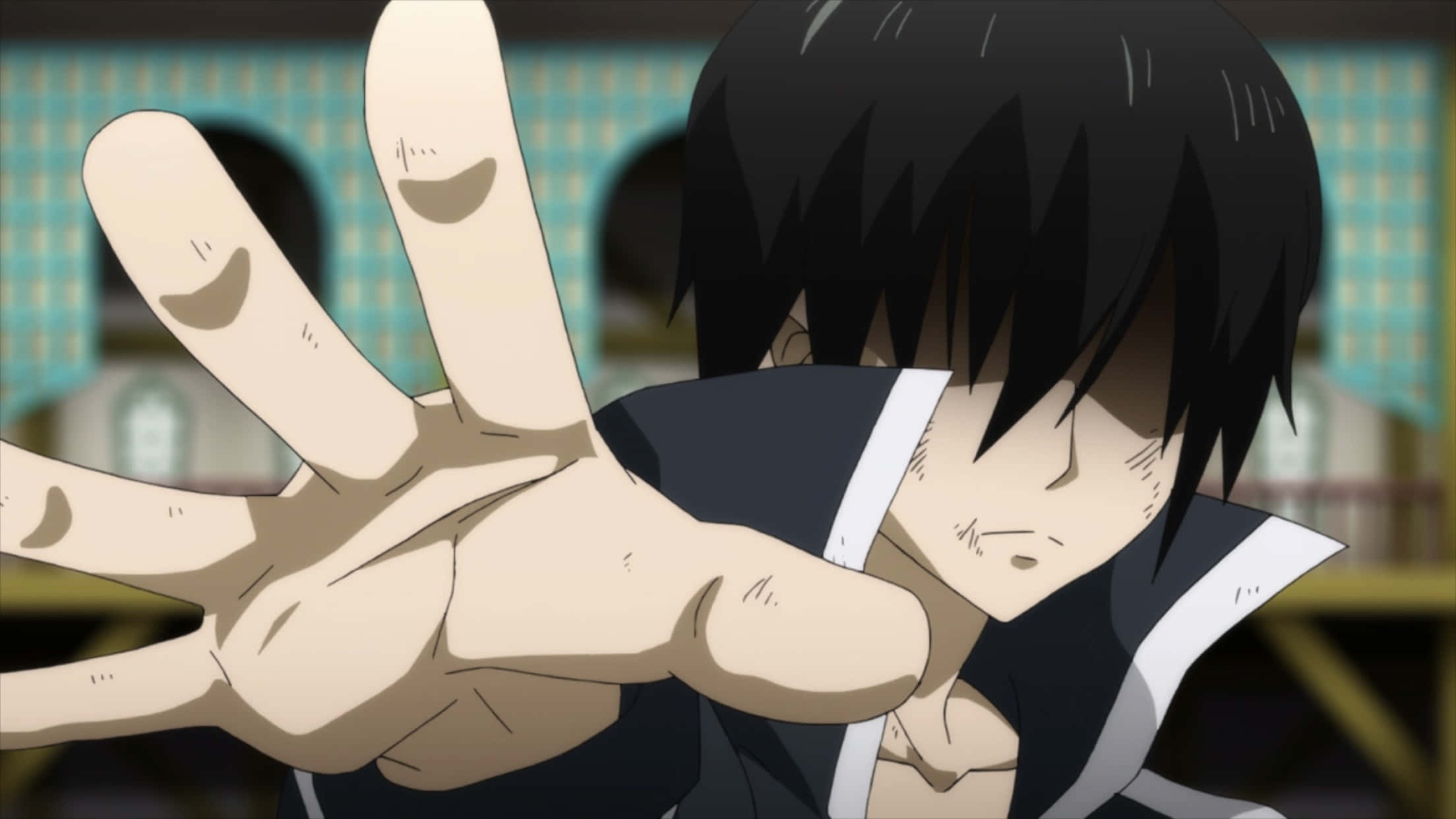 Zeref Dragneel 桌布 壁紙 — 一個黑髮、表情堅定的動漫角色，舉起手做出防禦姿勢。