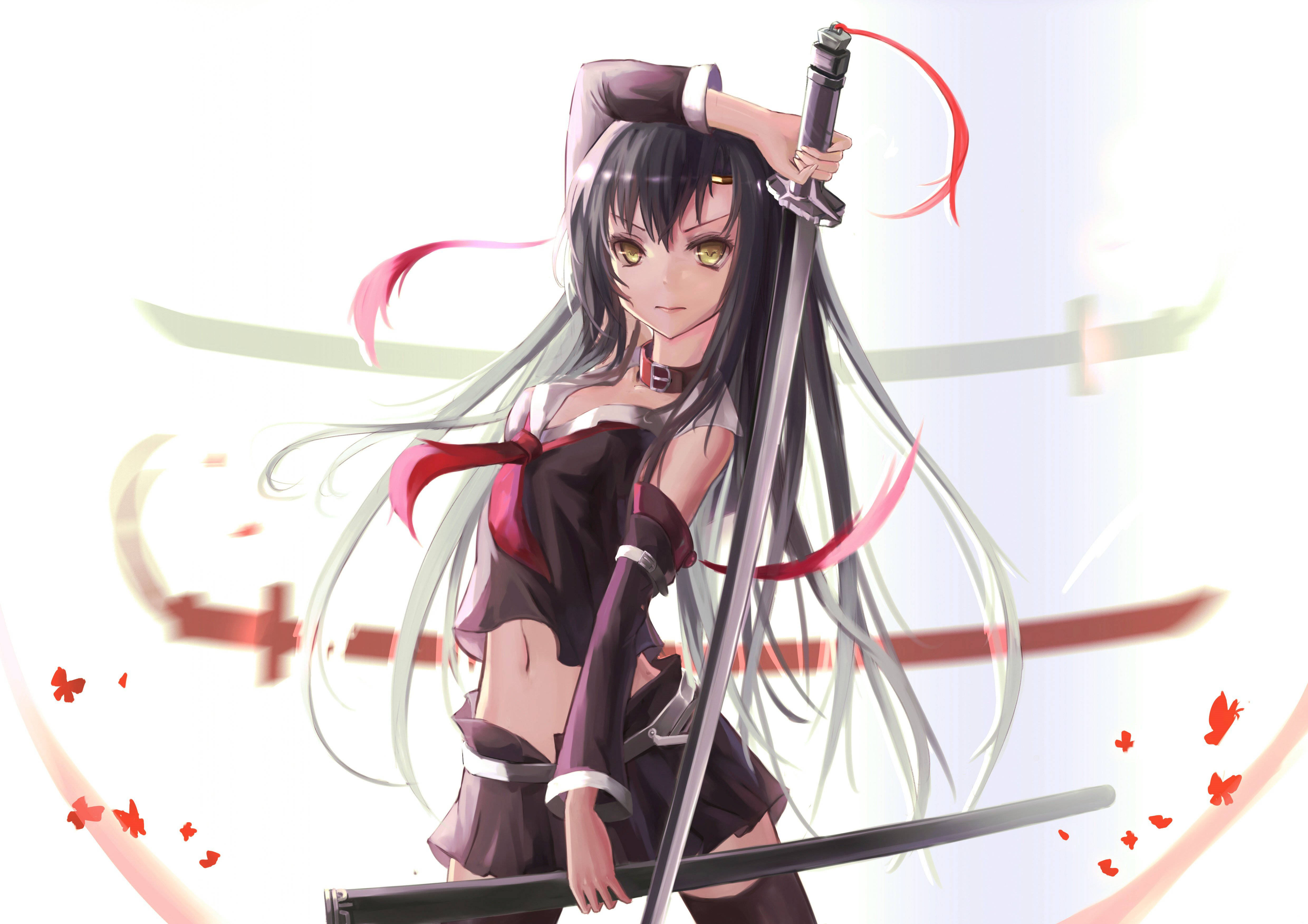 Anime Samurai 桌布 壁紙 — 一個黑髮動漫女孩，眼睛發光，手持劍，紅色蝴蝶在她周圍飛舞，背景是明亮的白色。