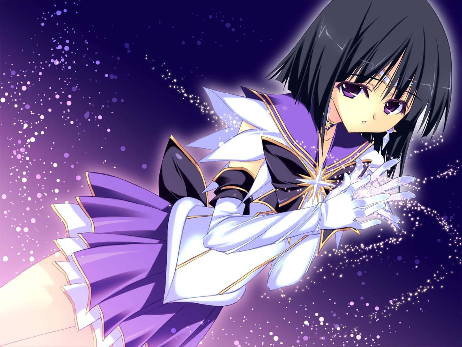 Sailor Saturn 桌布 壁紙 — 一個黑髮動漫女孩穿著紫色和白色的服裝，在閃爍的宇宙背景下引導發光的魔法。