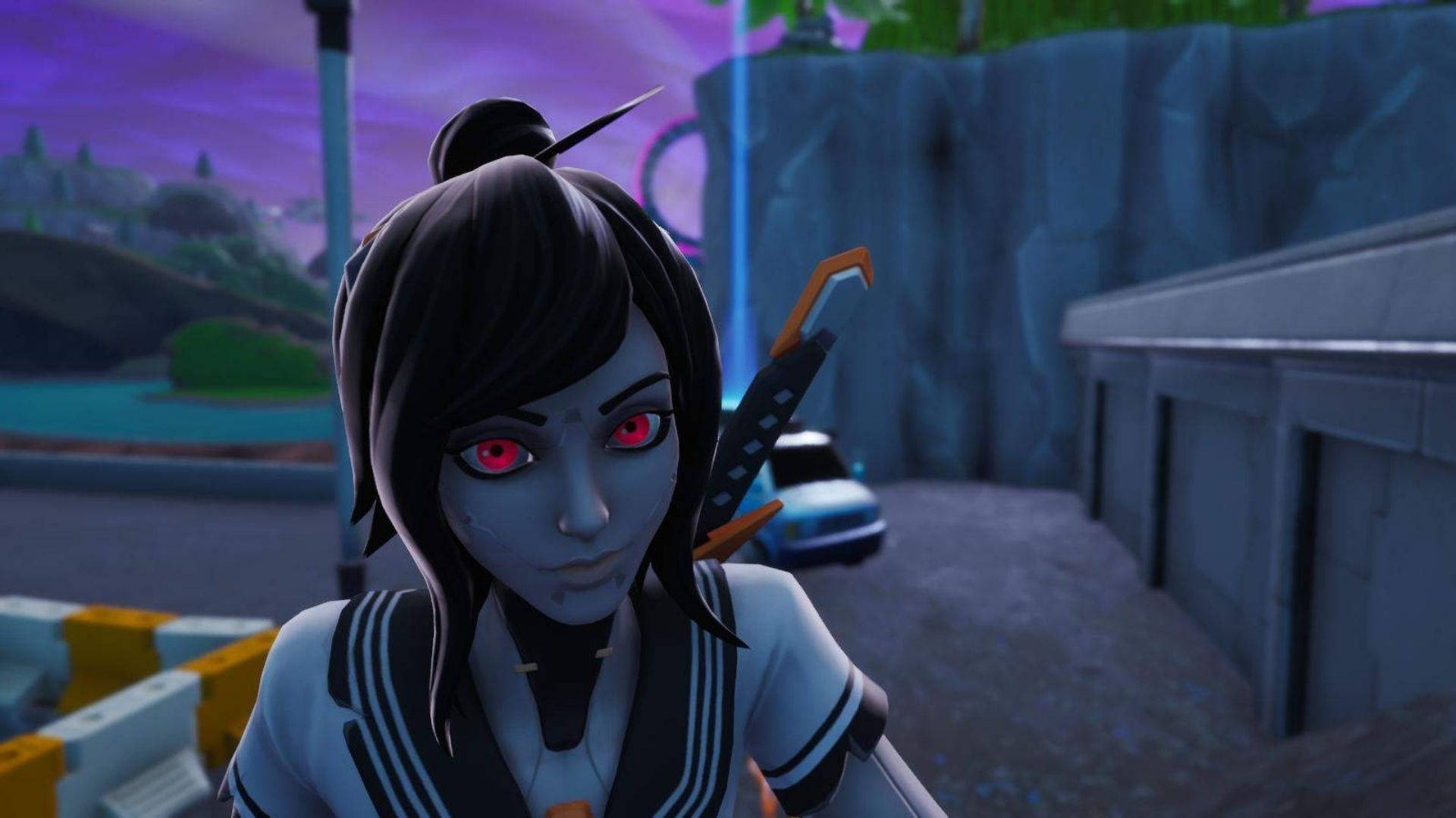 tsuki fortnite 桌布 壁紙 — 一個黑髮動漫少女，擁有發光的紅色眼睛和一把武士刀，站在紫色天空下的未來城市小巷中。