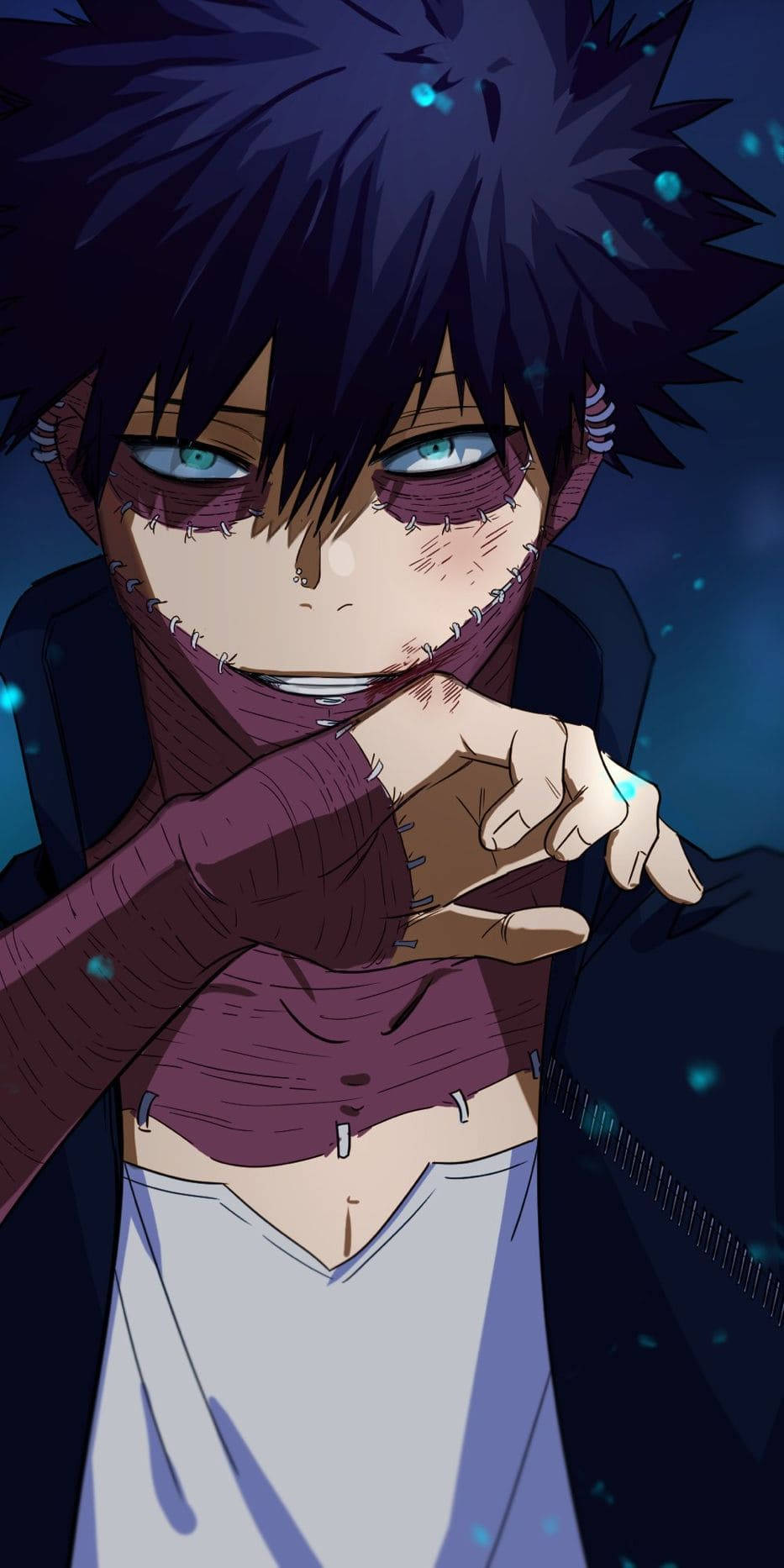手機 桌布 壁紙 — 一個黑髮動漫男孩，擁有發光的藍色眼睛和縫合的面部疤痕，在星空背景下將手放在嘴邊。