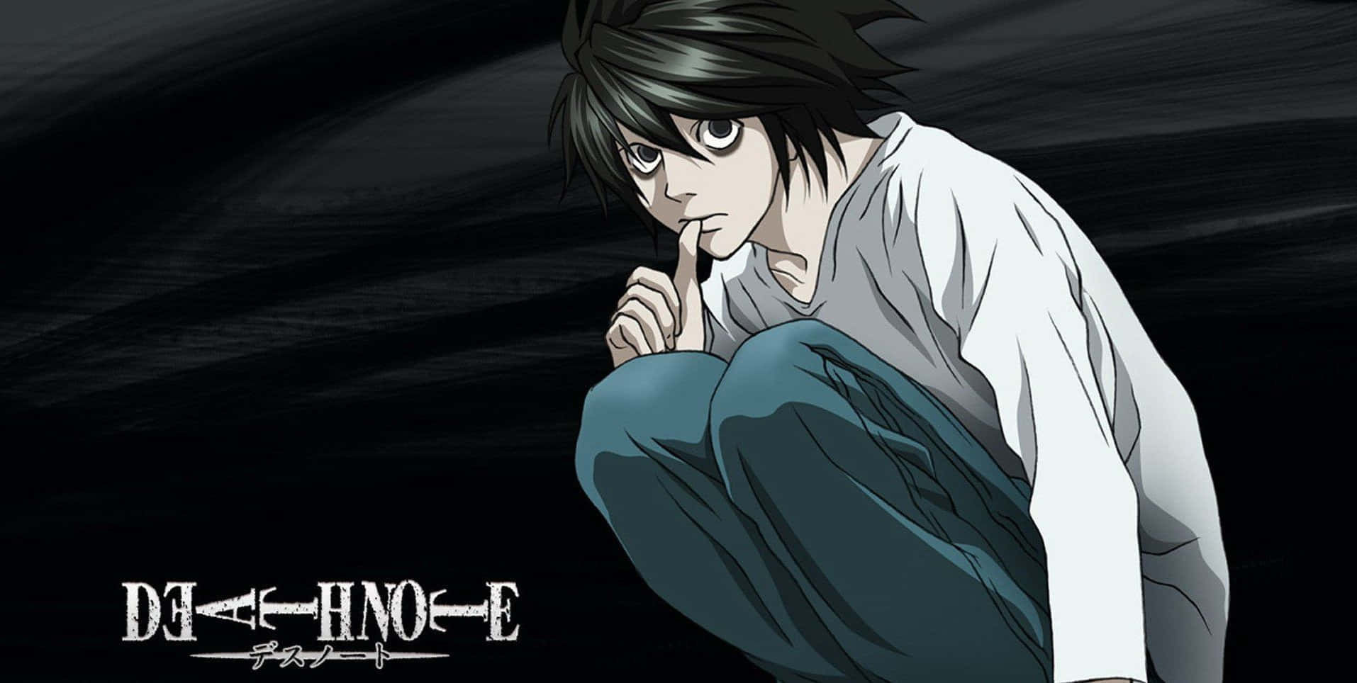 Death Note 4K 桌布 壁紙 — 一個黑髮動漫男孩，身穿白襯衫和藍褲，蹲著並將手指放在嘴唇上，背景為黑色。