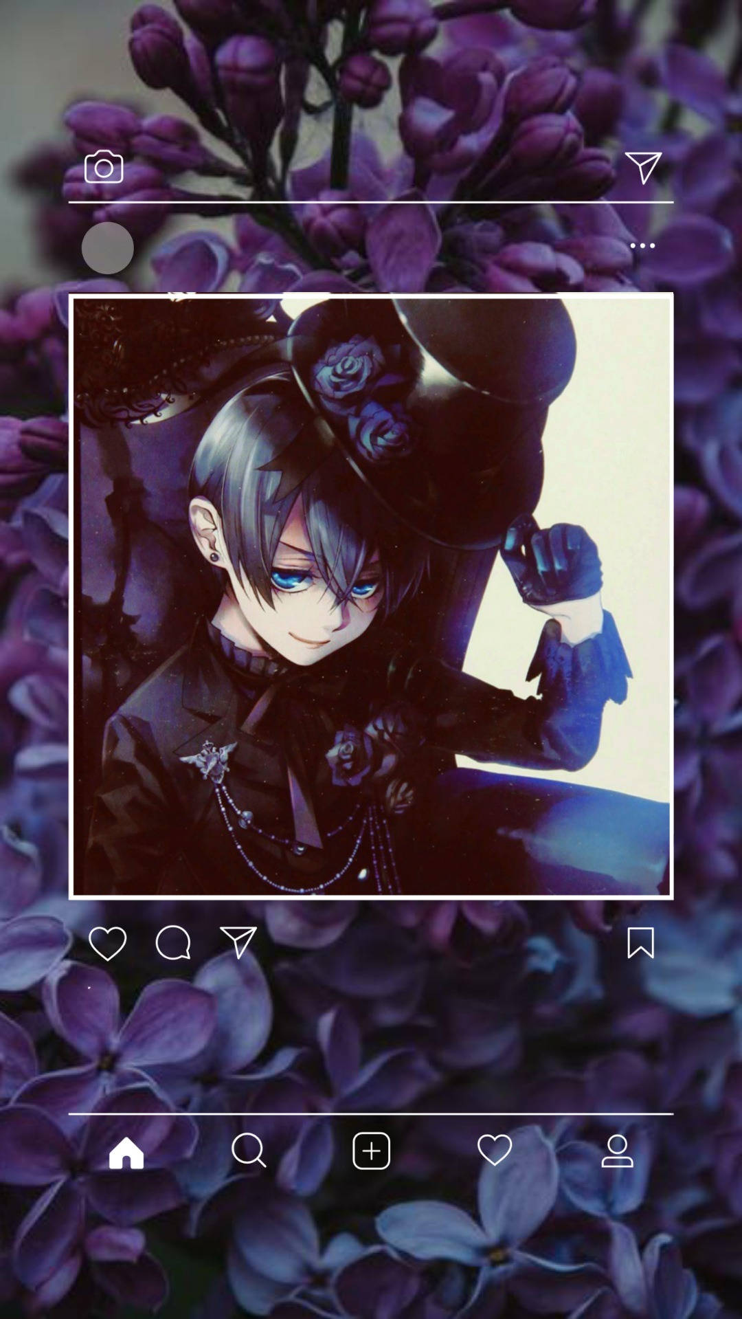 Black Butler 桌布 壁紙 — 一個黑髮動漫男孩戴著高帽，穿著黑色衣服，在紫色花田中微笑。