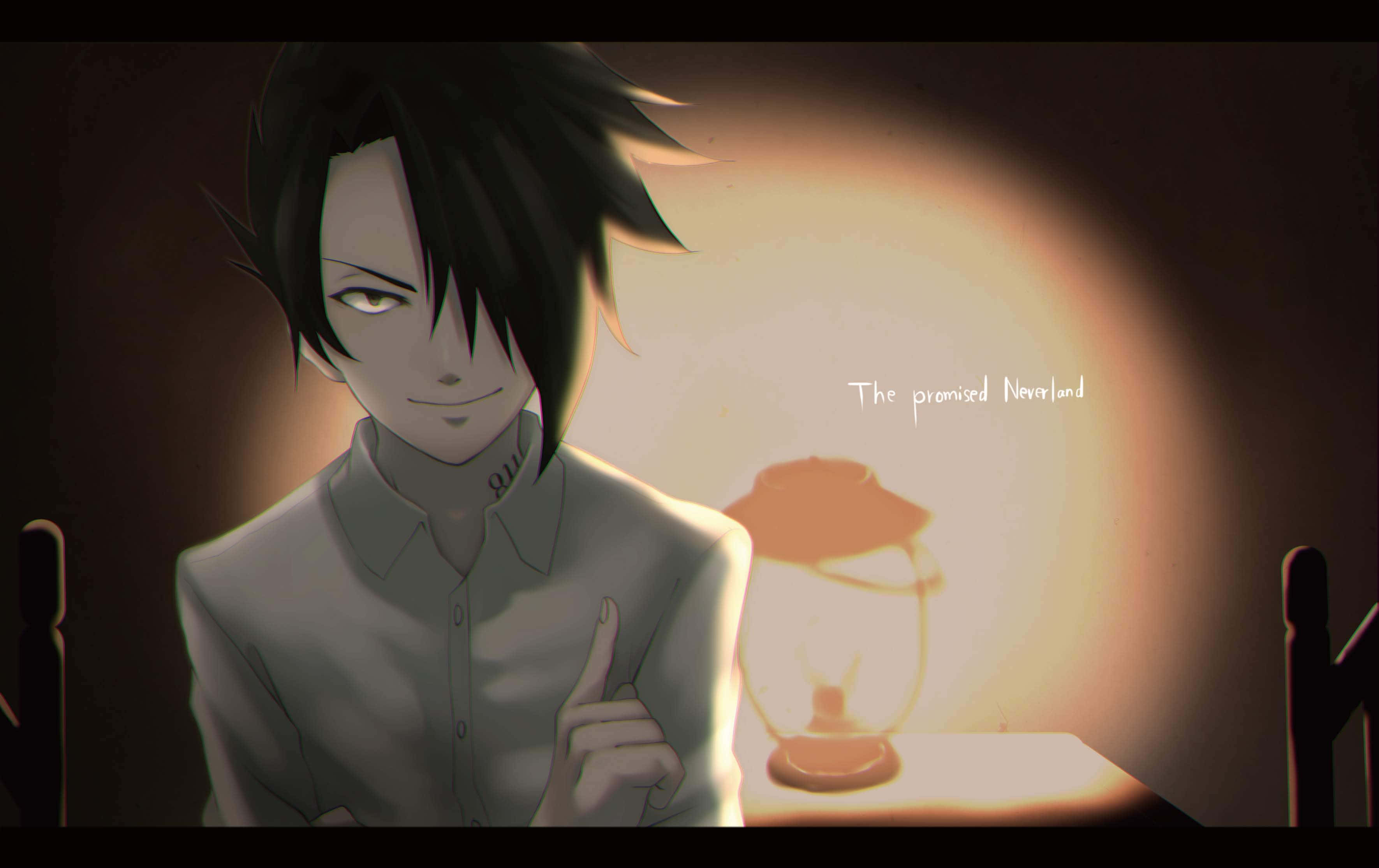 Ray The Promised Neverland 桌布 壁紙 — 一個黑髮動漫男孩穿著有領襯衫，在昏暗的房間裡，在發光的燈籠旁邊溫柔地微笑。