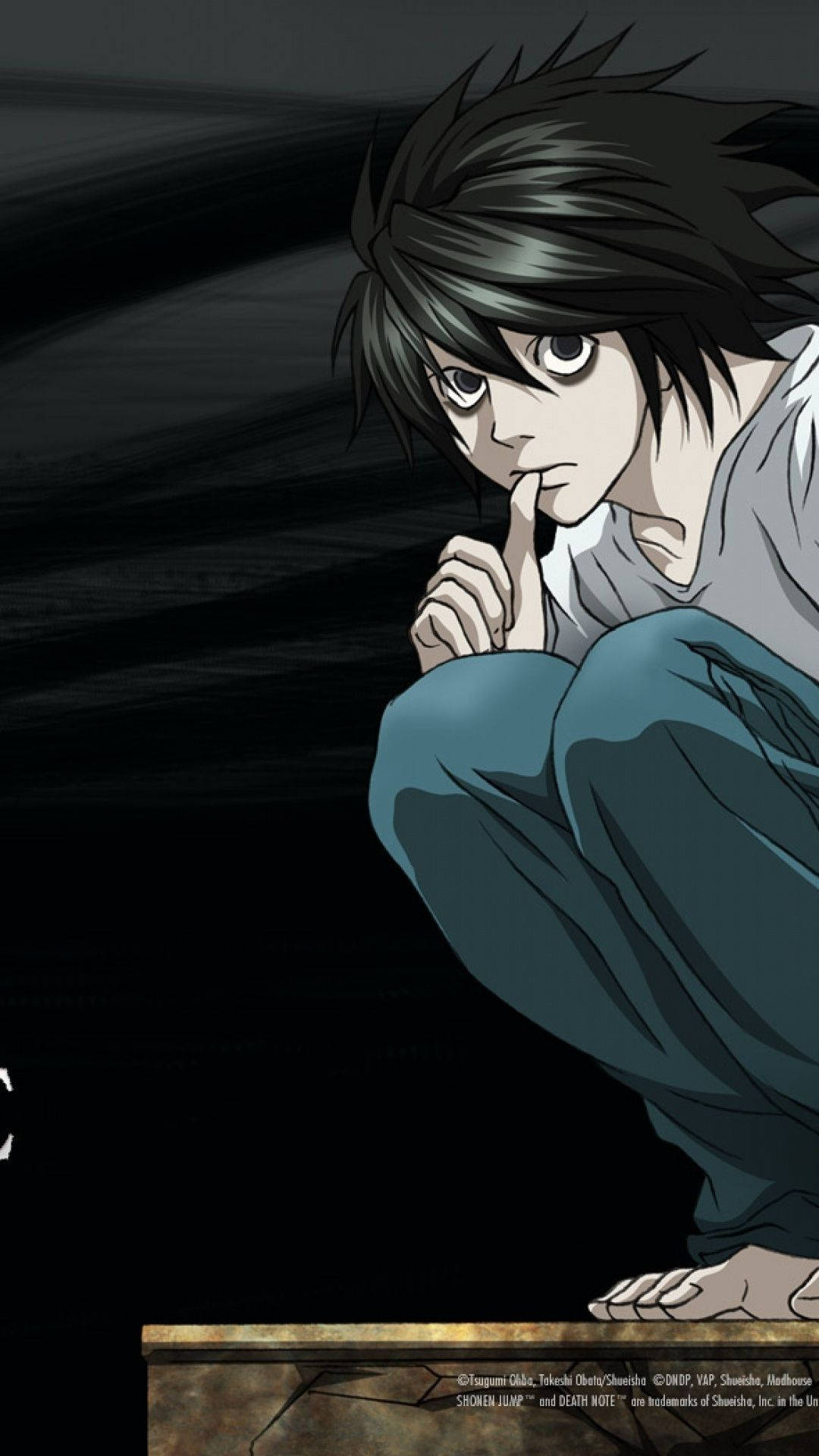 死亡筆記本 桌布 壁紙 — 一個黑髮動漫男孩蹲下，手指放在嘴唇上，背景黑色，眼神專注而強烈。