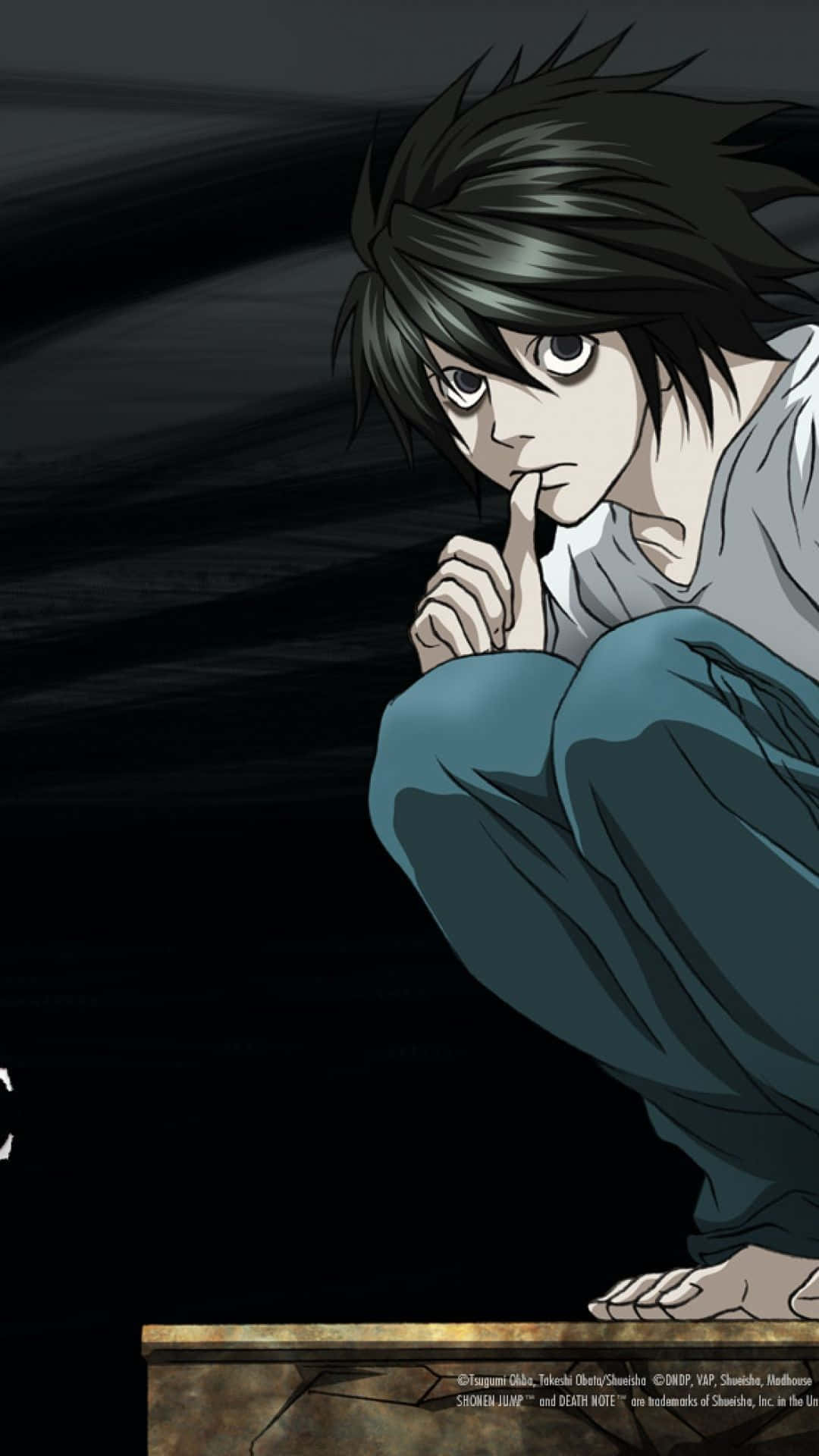 Sad Anime Death 桌布 壁紙 — 一個黑髮動漫男孩蹲下，手指放在嘴唇上，背景為黑色，眼神專注而銳利。