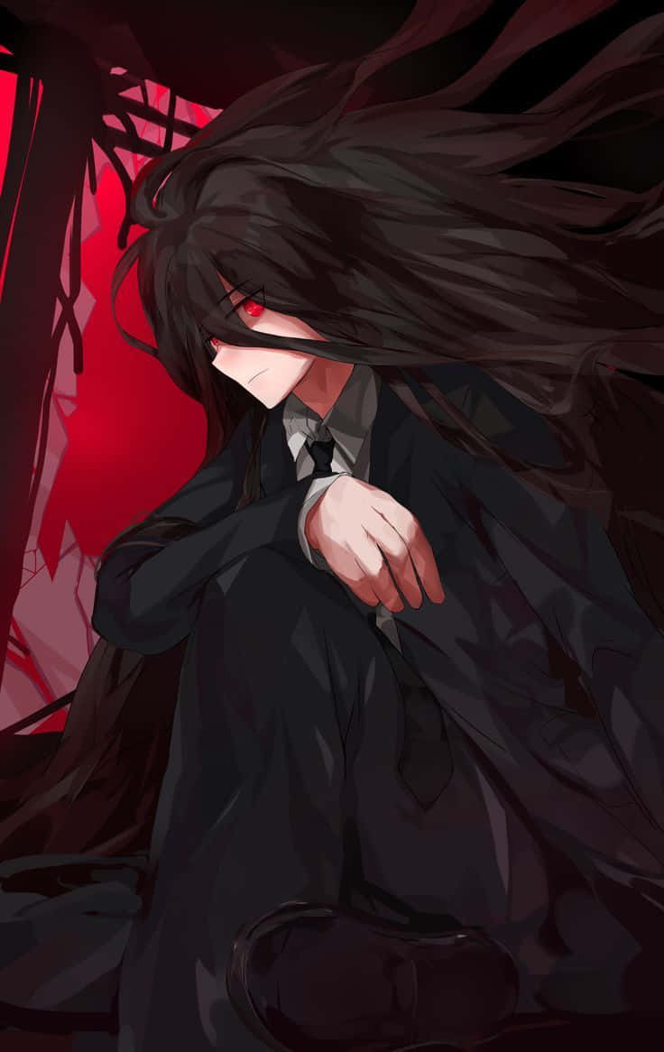 動漫男孩 桌布 壁紙 — 一個黑髮動漫角色，紅眼睛，身穿黑色西裝，站在鮮紅色背景前，頭髮飄逸。
