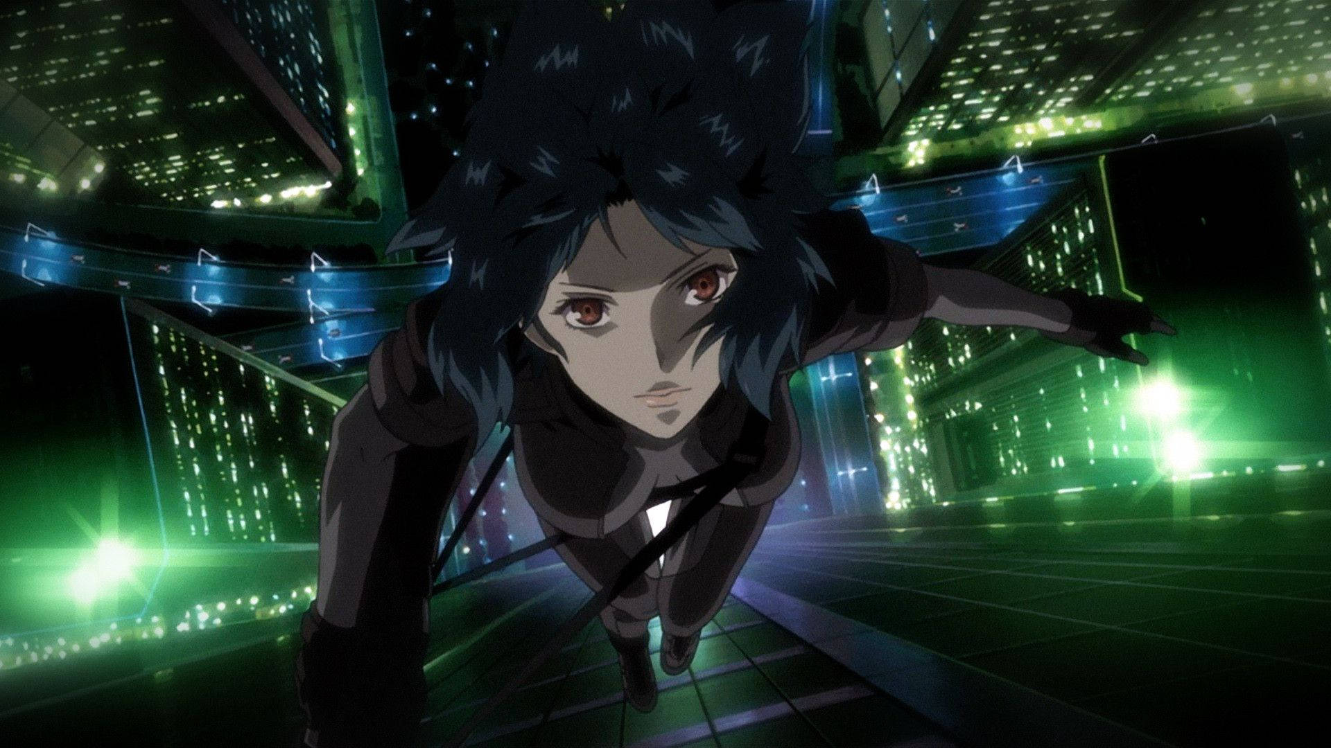 Ghost In The Shell 桌布 壁紙 — 一個黑髮動漫角色在霓虹燈閃爍的未來城市中滑翔，周圍是綠色摩天大樓。