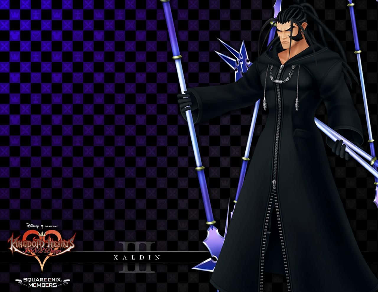 Kingdom Hearts Organization 13 桌布 壁紙 — 一個黑髮動漫角色穿著黑色外套，在紫色格子背景前揮舞發光的藍色長矛。