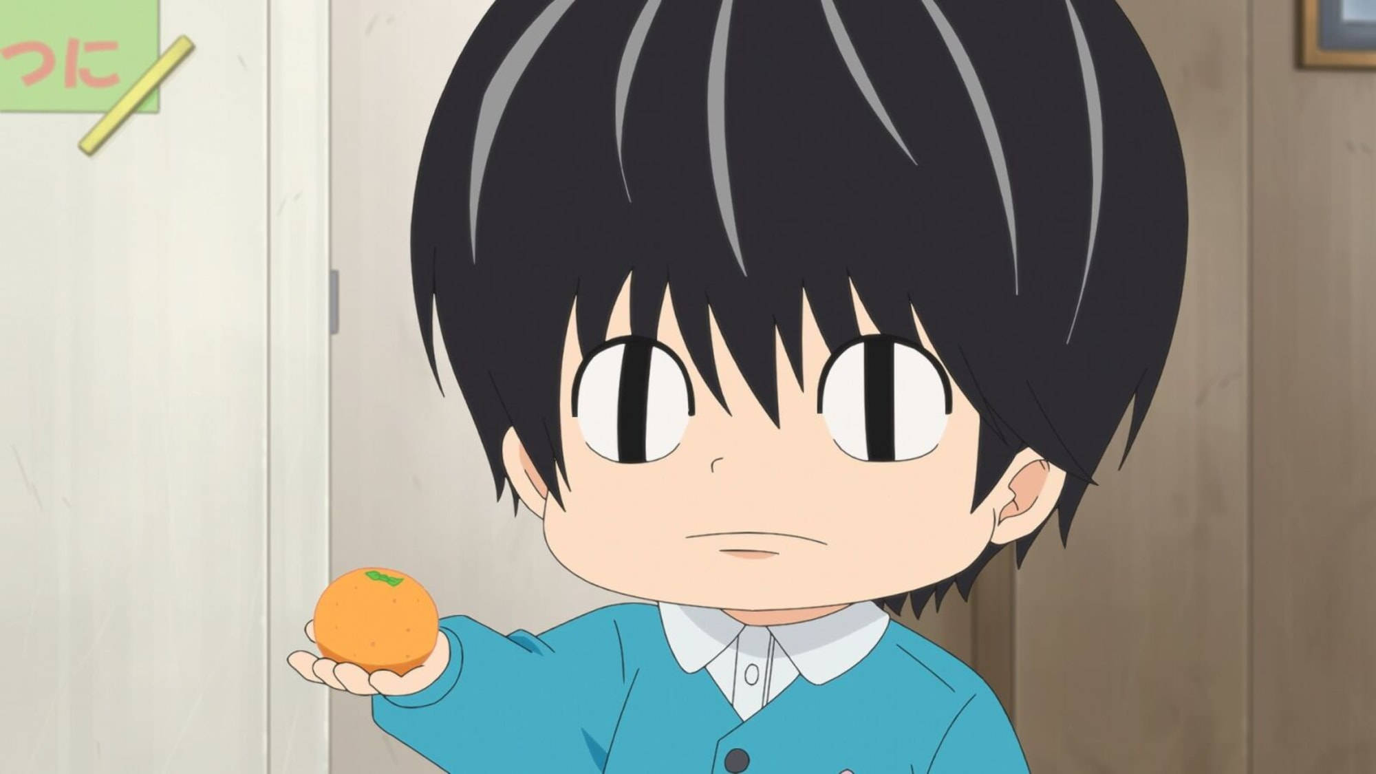 Kotaro 桌布 壁紙 — 一個黑髮大眼的Q版動漫男孩在木牆房間裡拿著一個橙子。