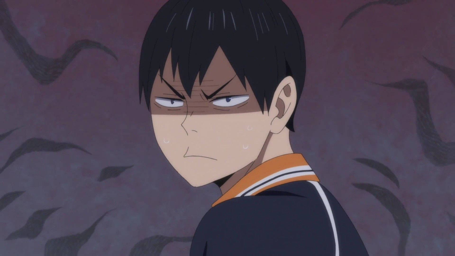 Kageyama 桌布 壁紙 — 一個黑髮怒目的動漫男孩，穿著深色運動球衣，背景是旋轉的紫色。