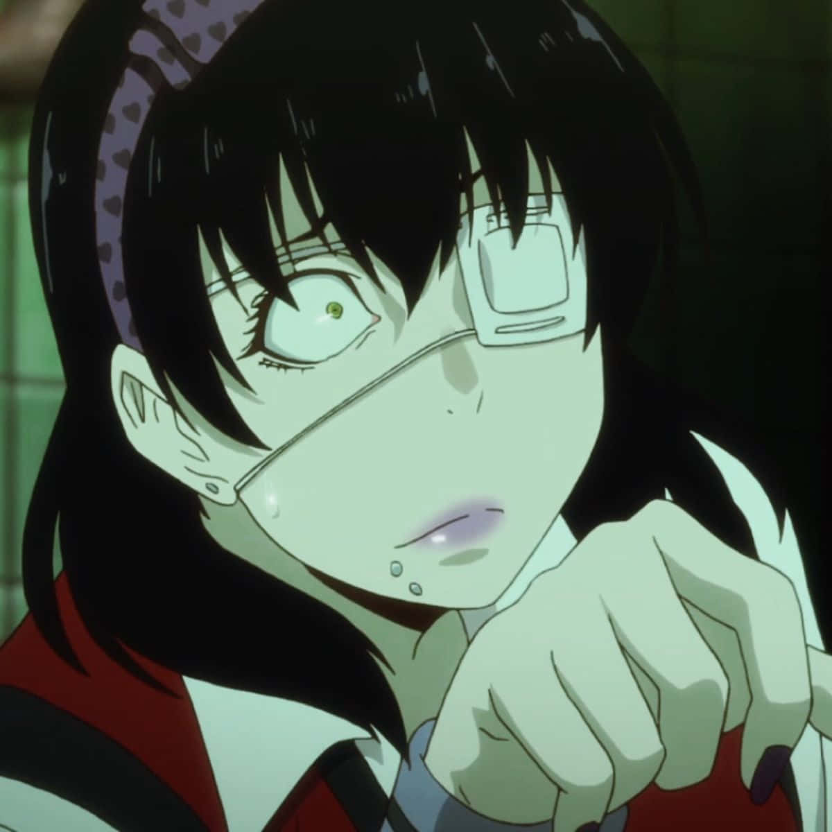 Midari Ikishima 桌布 壁紙 — 一個黑髮戴眼鏡的動漫女孩特寫，在昏暗的房間裡低頭流淚。