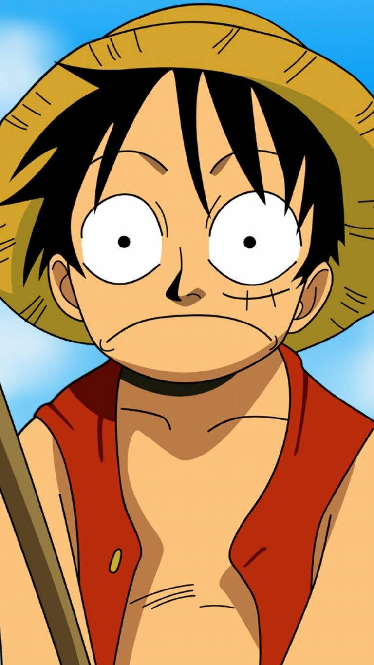 surprised face 桌布 壁紙 — 一個黑髮戴草帽的動畫男孩，眼神堅定地凝視著明亮的藍天。