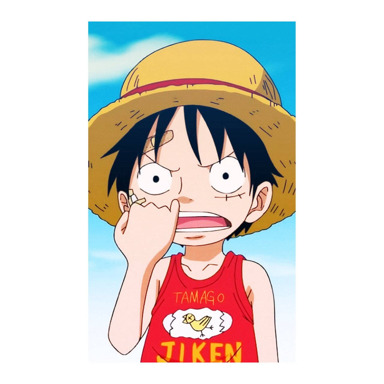 Luffy Straw Hat 桌布 壁紙 — 一個黑髮戴草帽的年輕動漫男孩，穿著紅色背心，在藍天下咬手指。