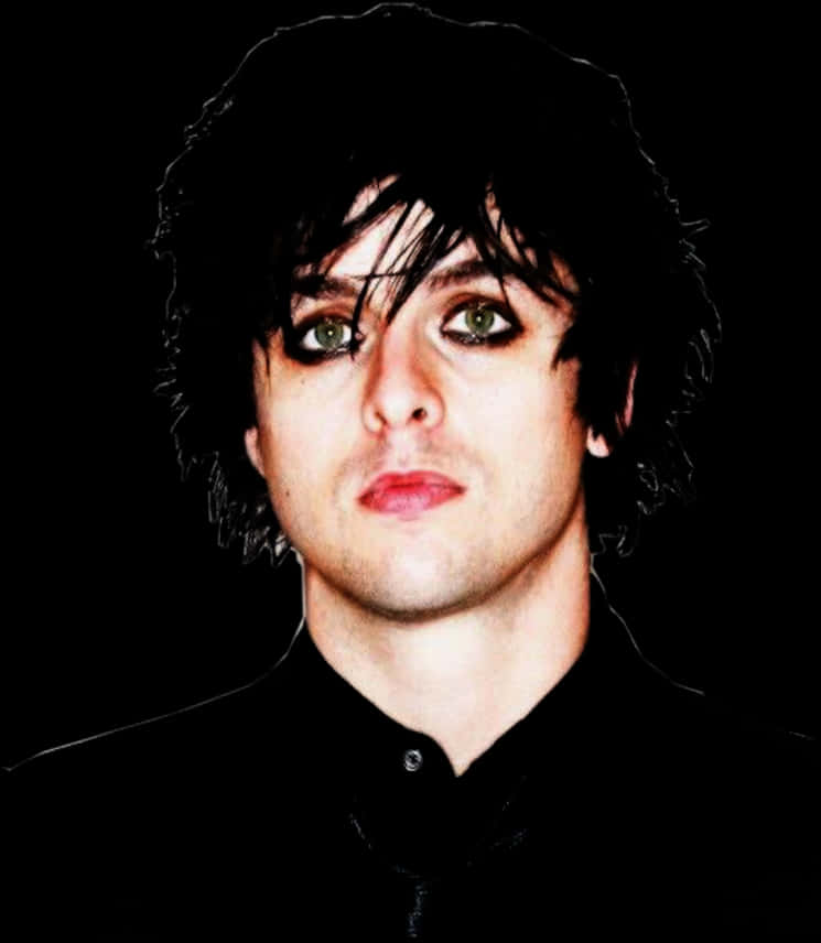 emo 桌布 壁紙 — 一個黑髮濃妝眼妝的男子在黑色背景前的特寫肖像。