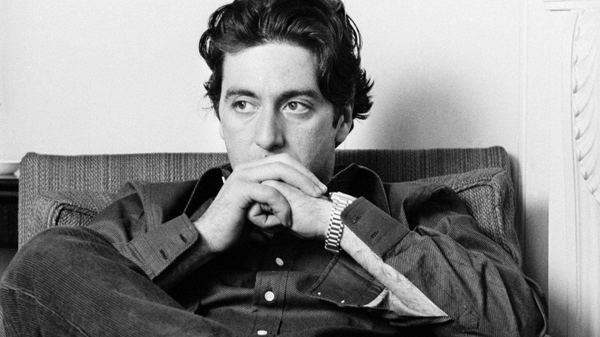 Al Pacino 桌布 壁紙 — 一個黑髮男人坐在沙發上，雙手交疊放在下巴下的黑白肖像。