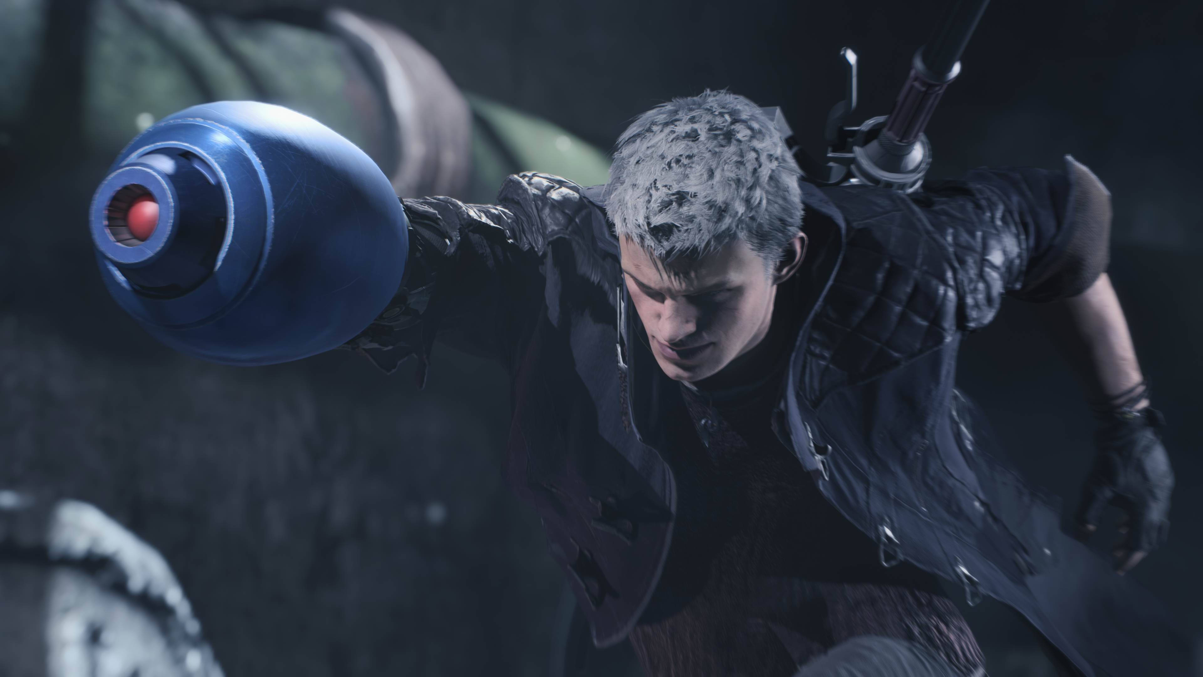 Devil May Cry 5 桌布 壁紙 — 一個黑髮男子穿著黑色皮外套，在昏暗環境中揮舞著一把巨大的藍紅武器向前衝刺。
