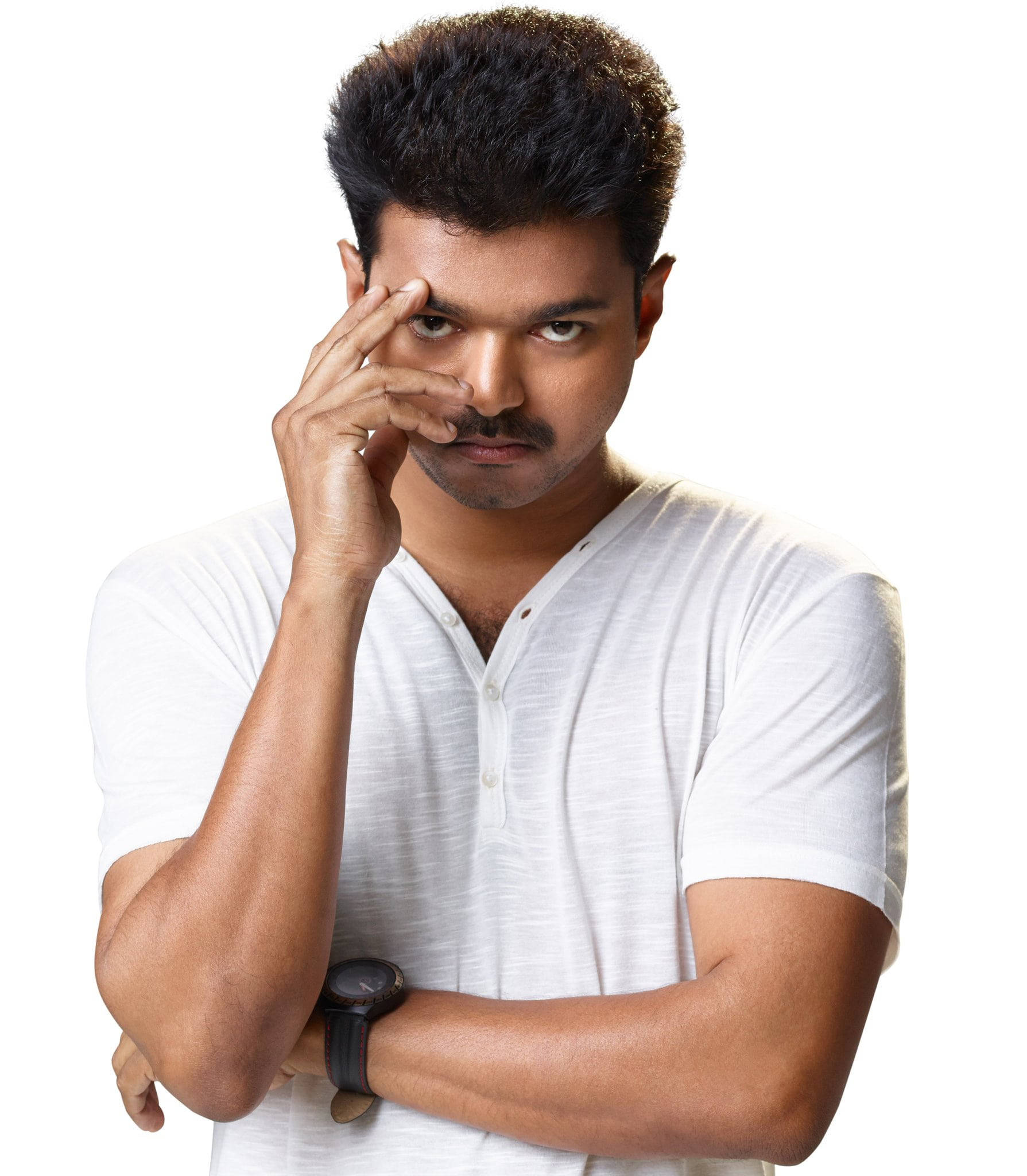 vijay HD 桌布 壁紙 — 一個黑髮留鬍、身穿白襯衫的男人，在白色背景前將手放在額頭上，表情強烈。