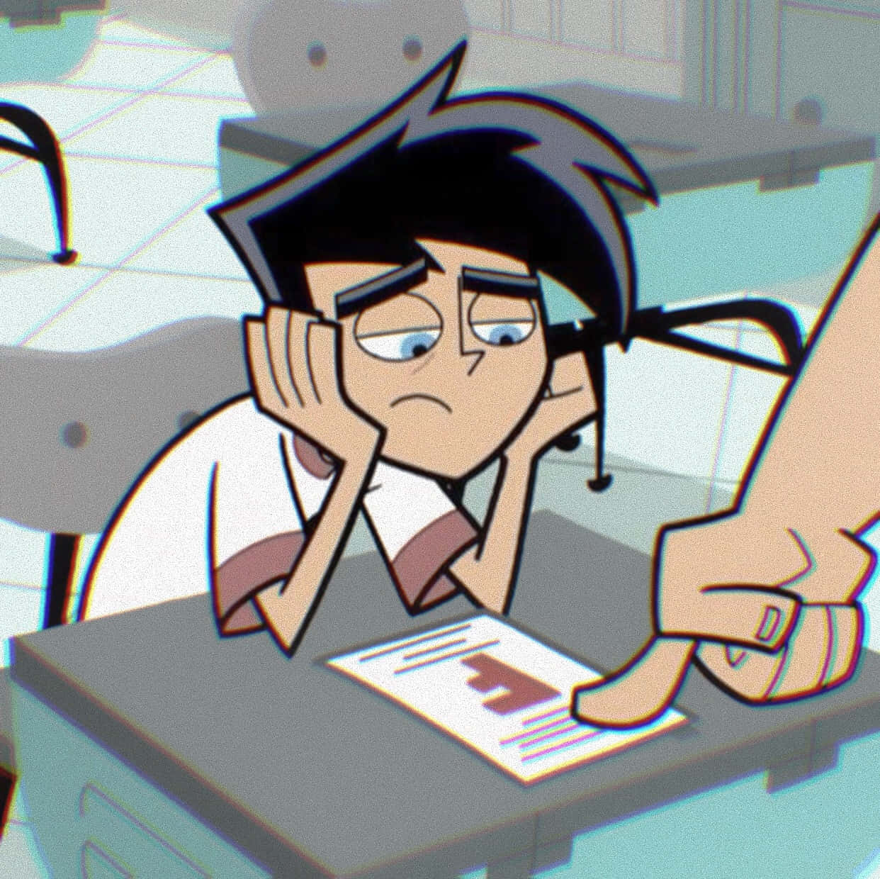 Danny Phantom 桌布 壁紙 — 一個黑髮的動漫男孩在桌子上用手托著頭，一隻手指著一份評分過的試卷。