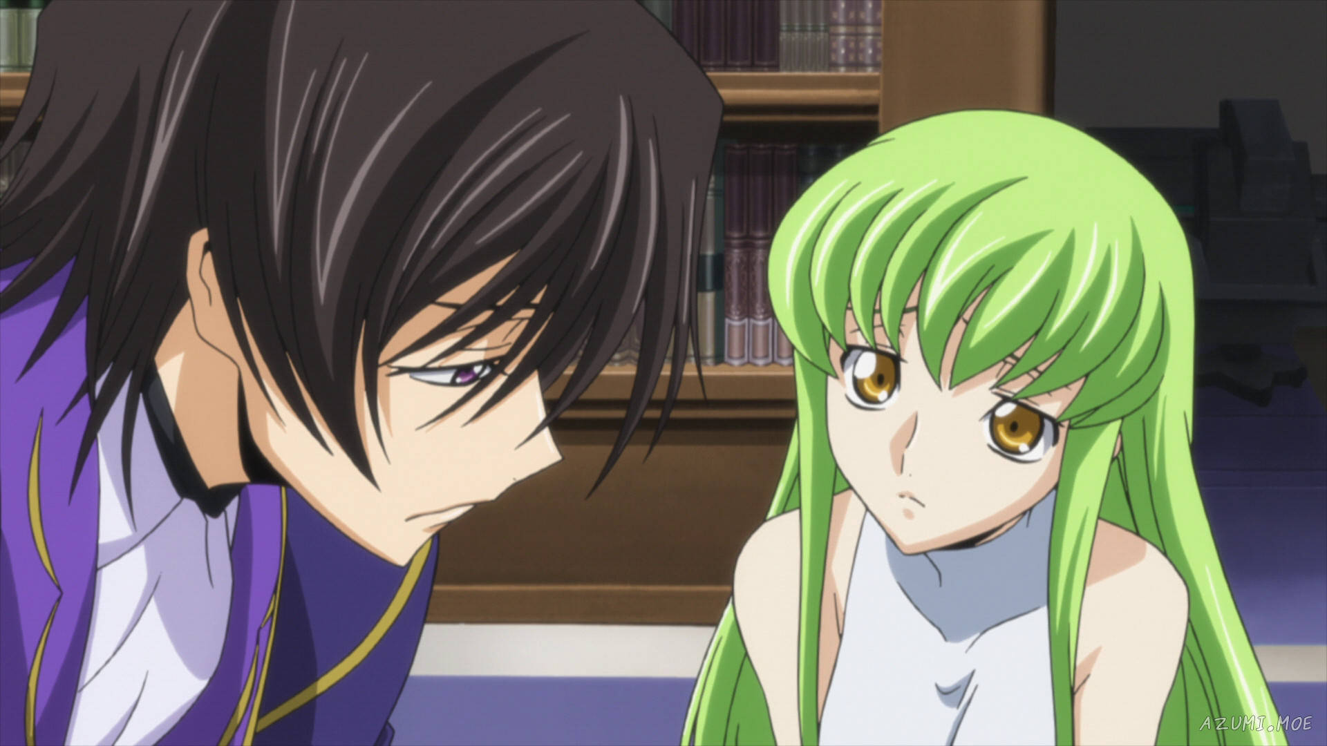 lelouch lamperouge 桌布 壁紙 — 一個黑髮的動漫男孩穿著紫色衣服，在圖書館環境中向一個琥珀色眼睛的綠髮女孩傾斜。