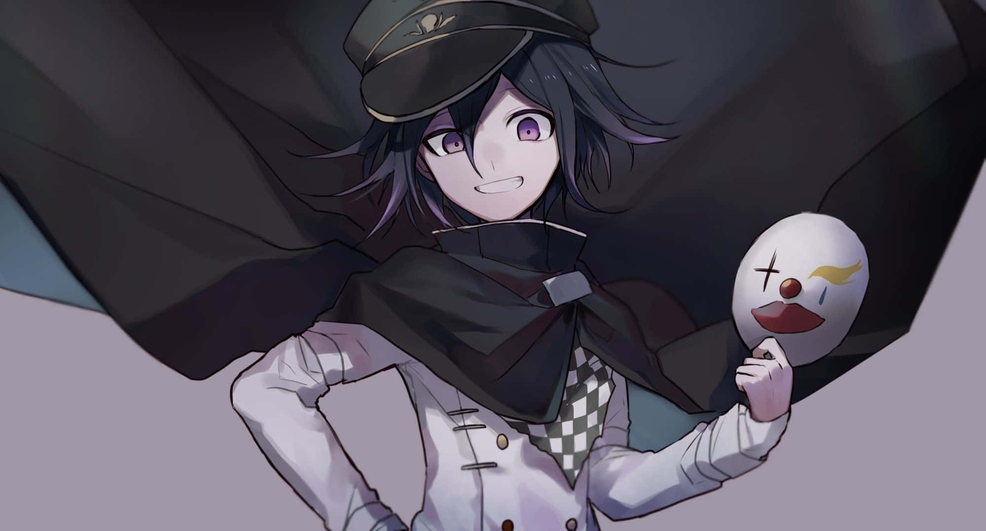 Kokichi Ouma 桌布 壁紙 — 一個黑髮的動漫角色，身穿黑色斗篷和帽子，在柔和的灰色背景前，手持一個帶著頑皮笑容的小丑面具。
