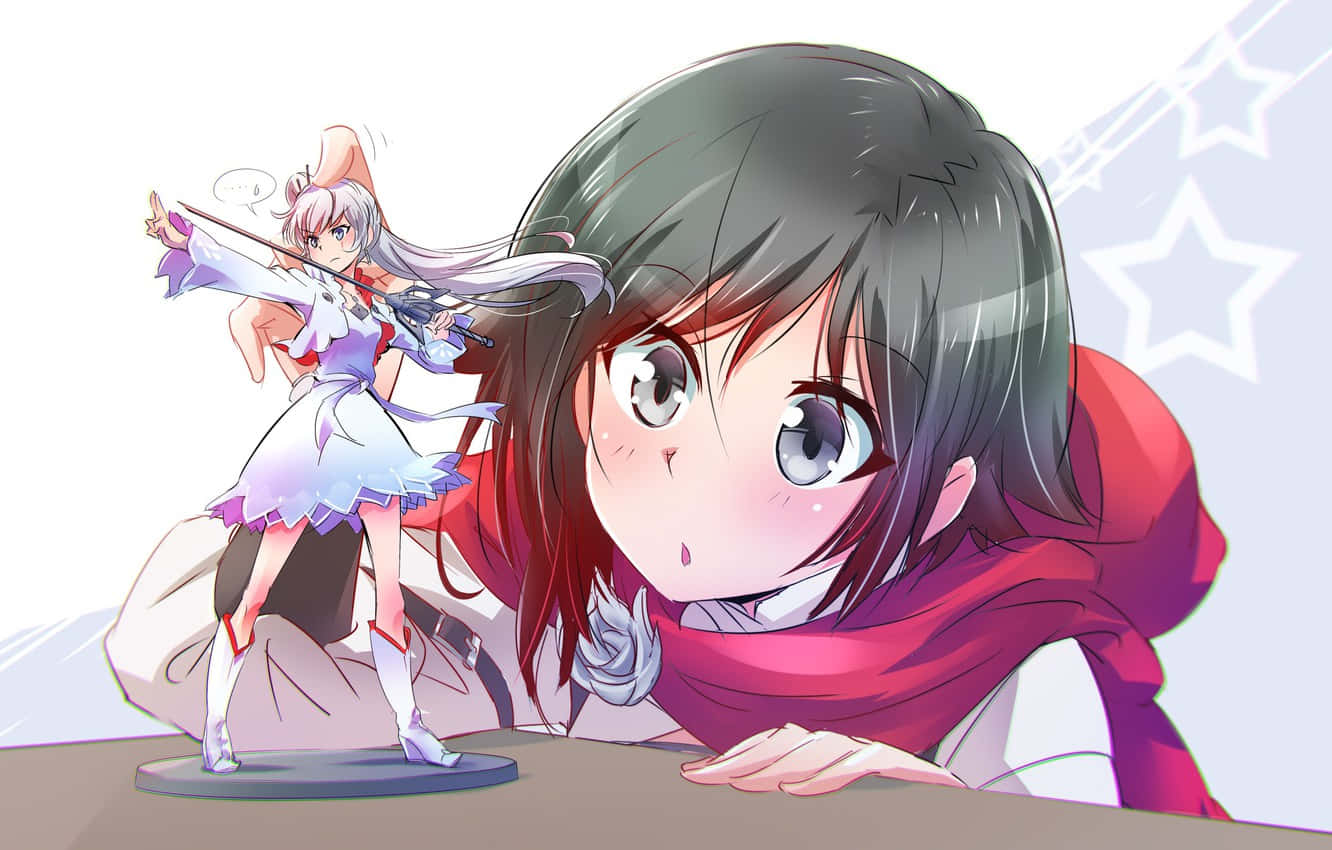 RWBY 桌布 壁紙 — 一個黑髮紅圍巾的女孩好奇地向前傾，旁邊是一個銀髮動漫女孩拿著劍的公仔。