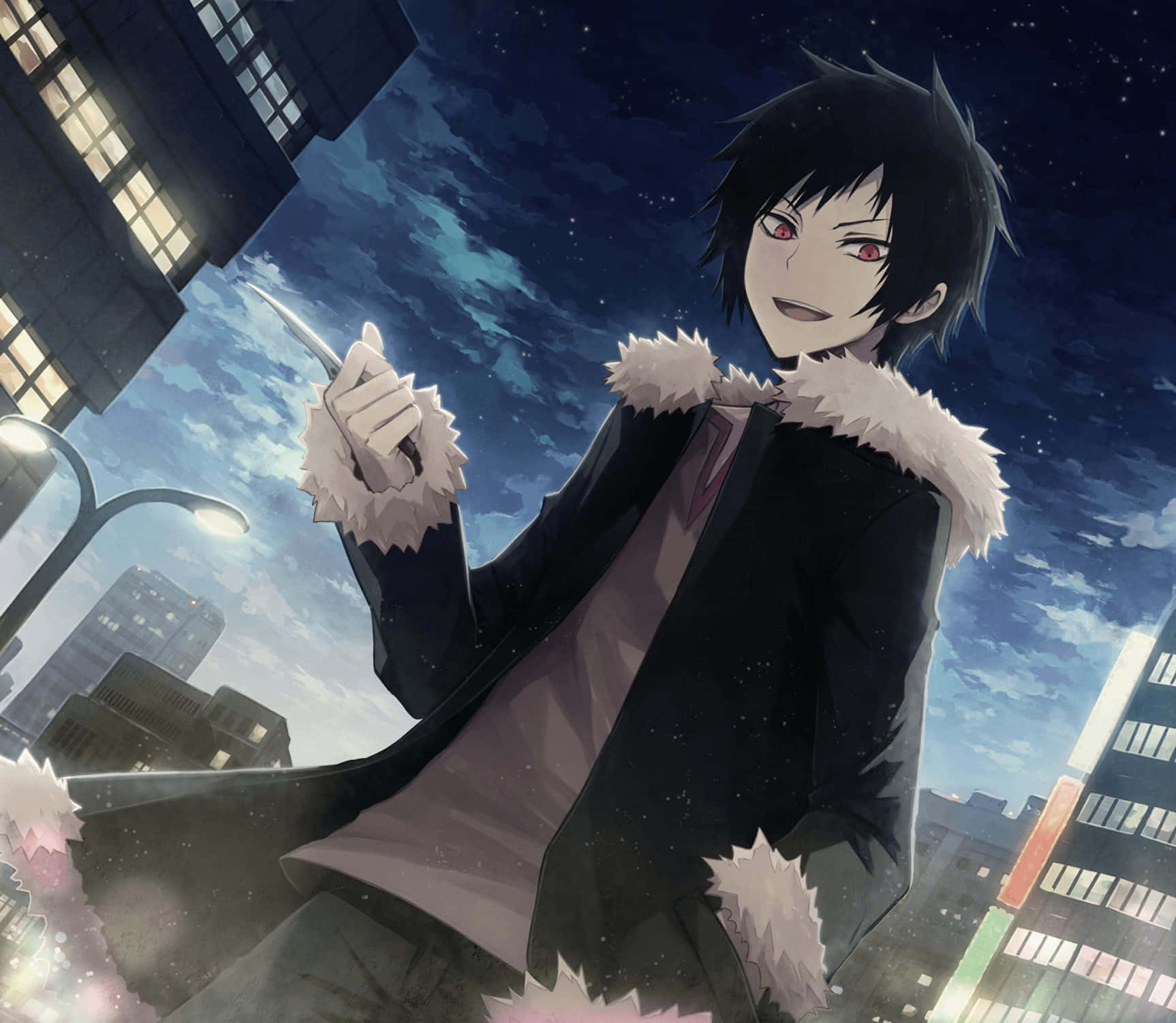 Izaya Orihara 桌布 壁紙 — 一個黑髮紅眼的動漫男孩，在星光燦爛的夜景城市中手持一把刀，窗戶閃爍著光芒。