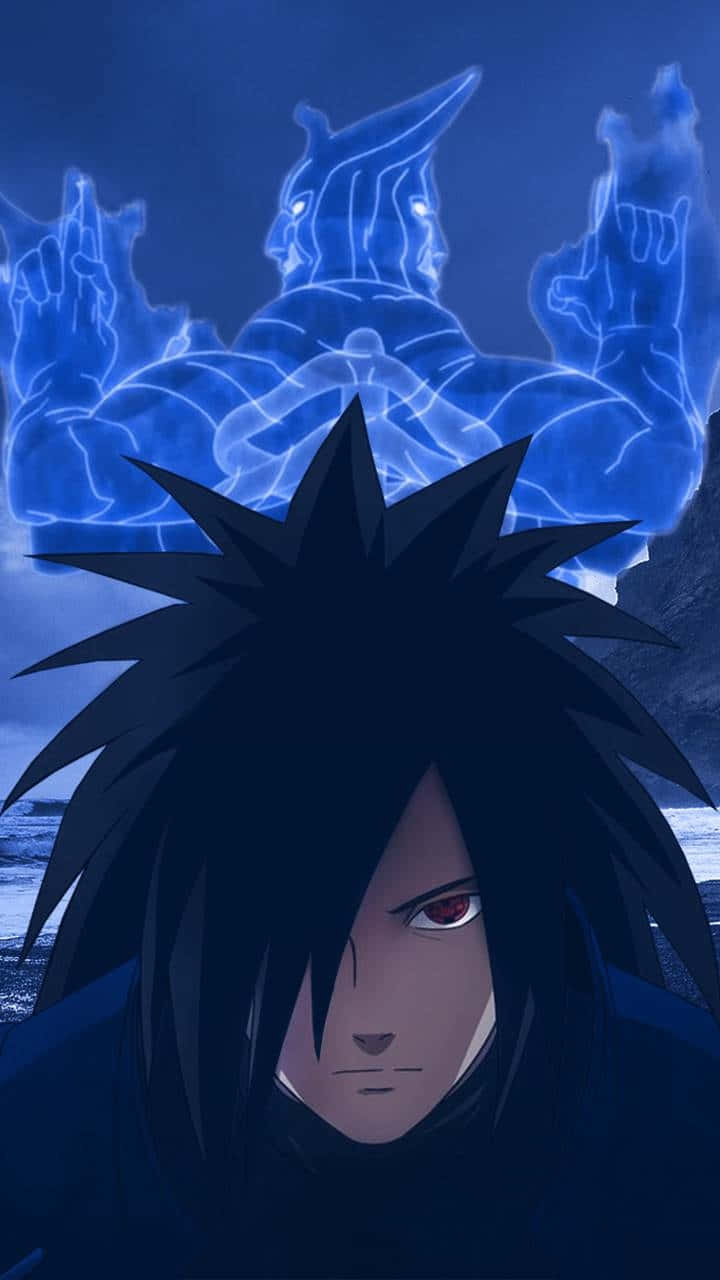 madara sharingan 桌布 壁紙 — 一個黑髮紅眼的動漫角色向前凝視，背後在暴風雨的夜空下，一個發光的藍色查克拉實體聳立在他身後。