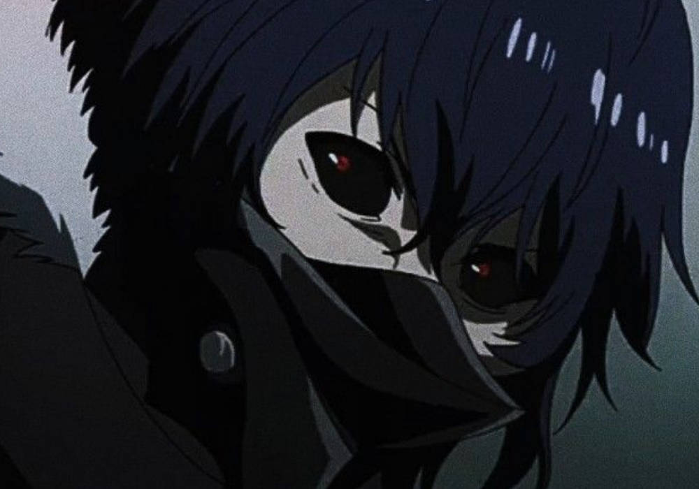 Edgy 桌布 壁紙 — 一個黑髮紅眼的動漫角色特寫，在柔和的灰色背景前，從黑色圍巾後面凝視著。