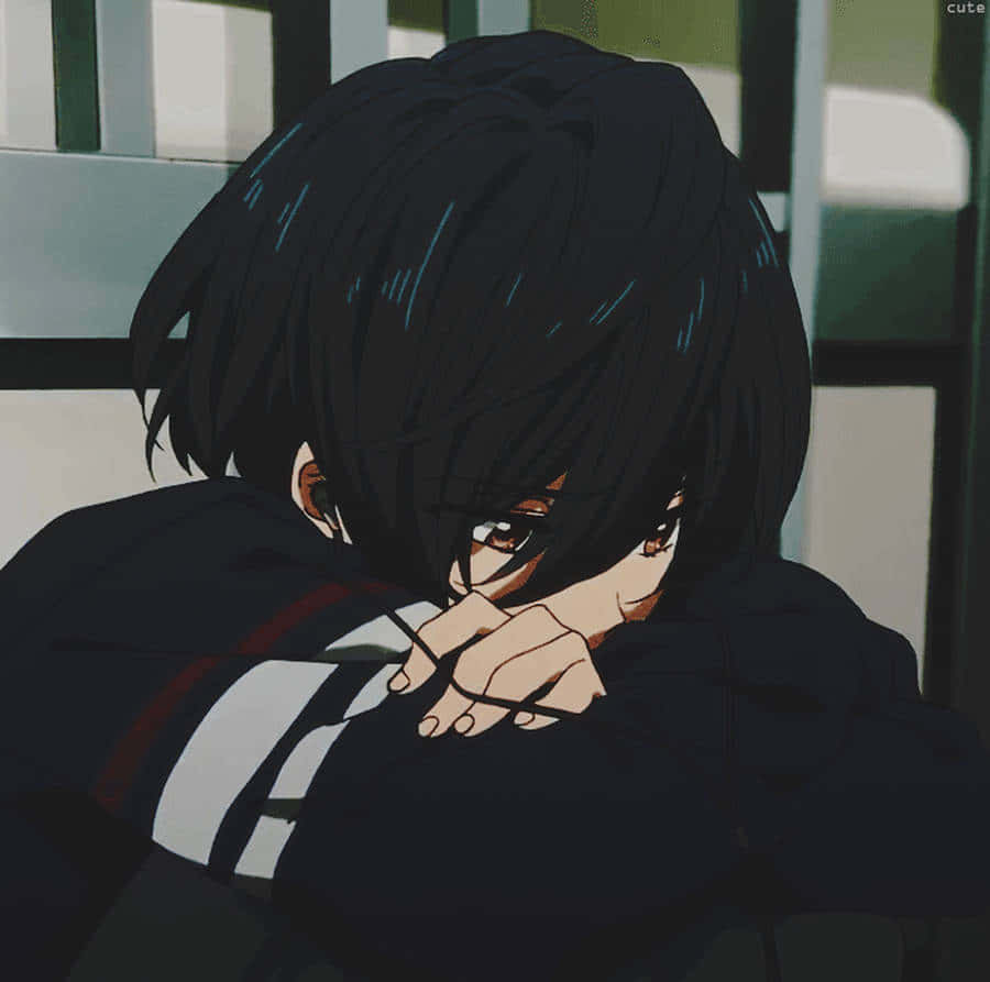 動漫男孩 桌布 壁紙 — 一個黑髮紅眼的憂鬱動漫男孩，穿著帶有白色條紋的深色校服，將頭靠在手臂上。