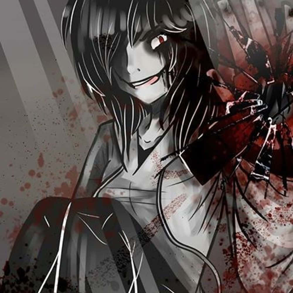 Jeff The Killer 桌布 壁紙 — 一個黑髮紅眼的暗黑動漫女孩微笑著，血液濺在她白色衣服上，背景是灰色。