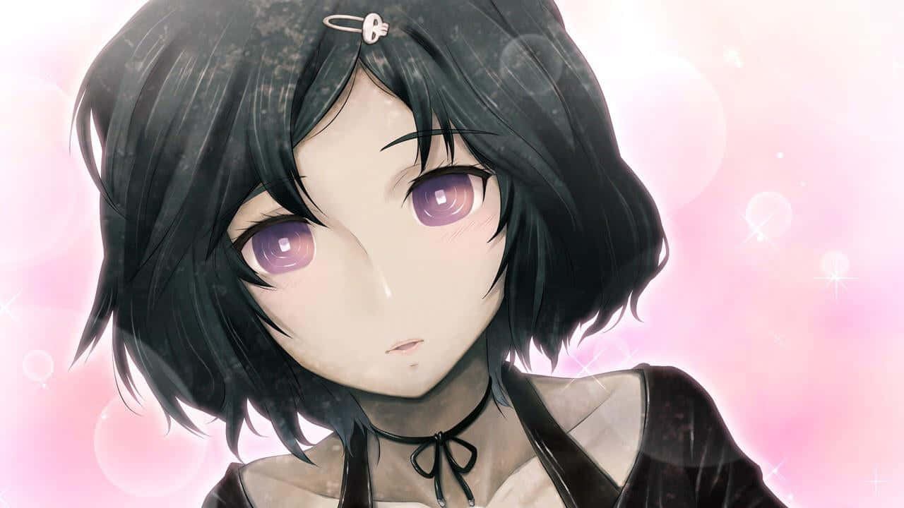 Luka Urushibara 桌布 壁紙 — 一個黑髮紫眼動漫女孩的特寫，在發光的粉紅色散景背景前溫柔凝視。