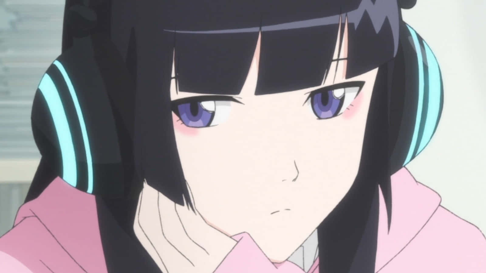FLCL 桌布 壁紙 — 一個黑髮紫眼動漫女孩的特寫，穿著粉紅色連帽衫和發光耳機，手托下巴。