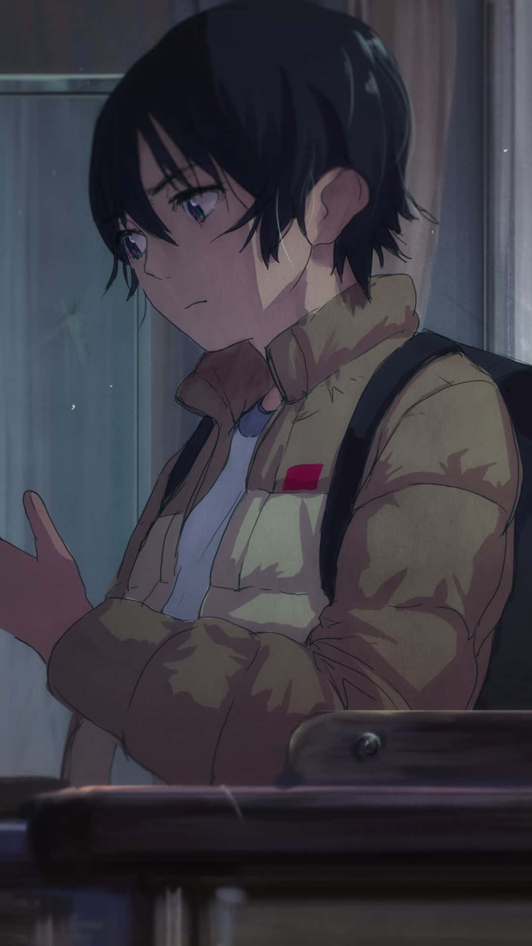 Erased 桌布 壁紙 — 一個黑髮紫眼的年輕動漫男孩，在昏暗的房間裡穿著米色外套，沉思地坐著。