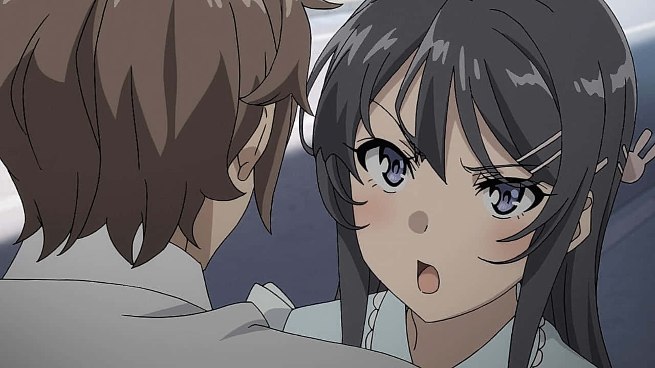 Anime Girl Black Hair 桌布 壁紙 — 一個黑髮紫眼的驚訝動漫女孩從後面凝視著一個男孩。