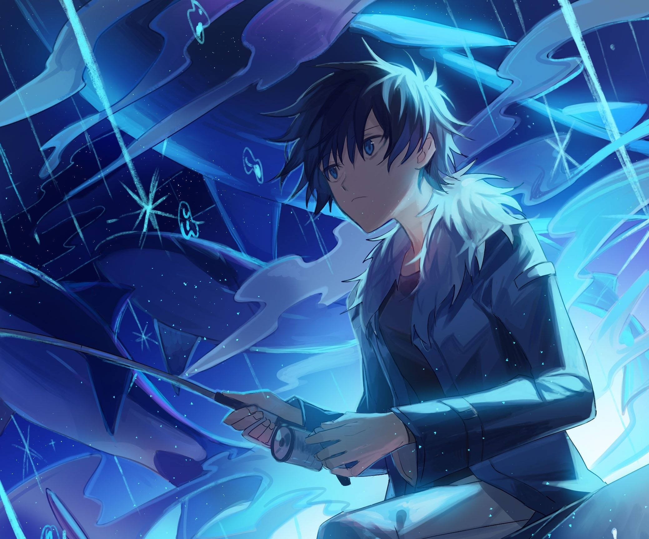Anime Blue Boy 桌布 壁紙 — 一個黑髮藍眼的年輕動漫男孩，在旋轉的藍色能量和如星墜落的粒子中，手持一把發光的劍。
