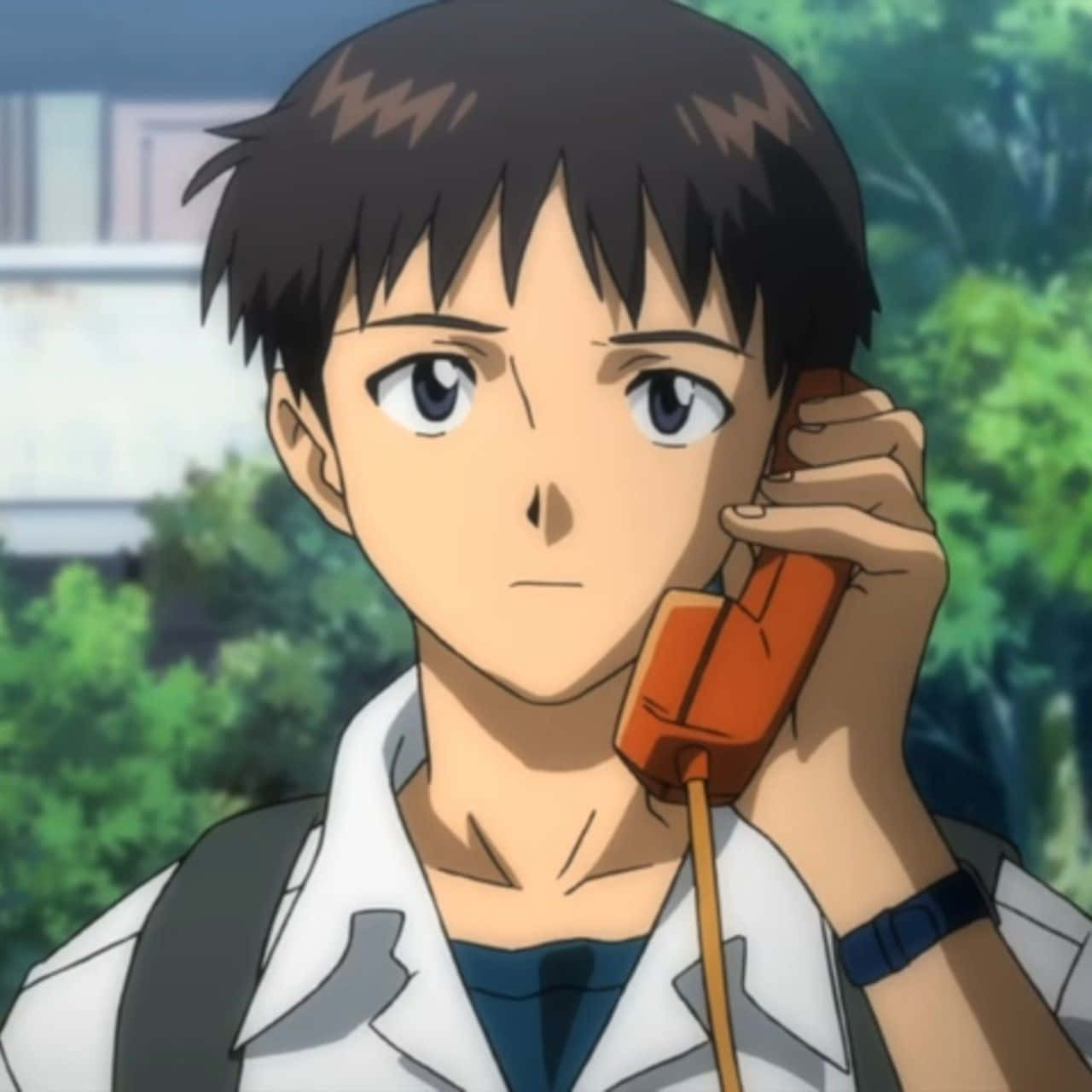 Shinji Ikari 桌布 壁紙 — 一個黑髮藍眼的年輕動漫男孩，在模糊的綠色戶外背景下，將橙色手機貼在耳邊。