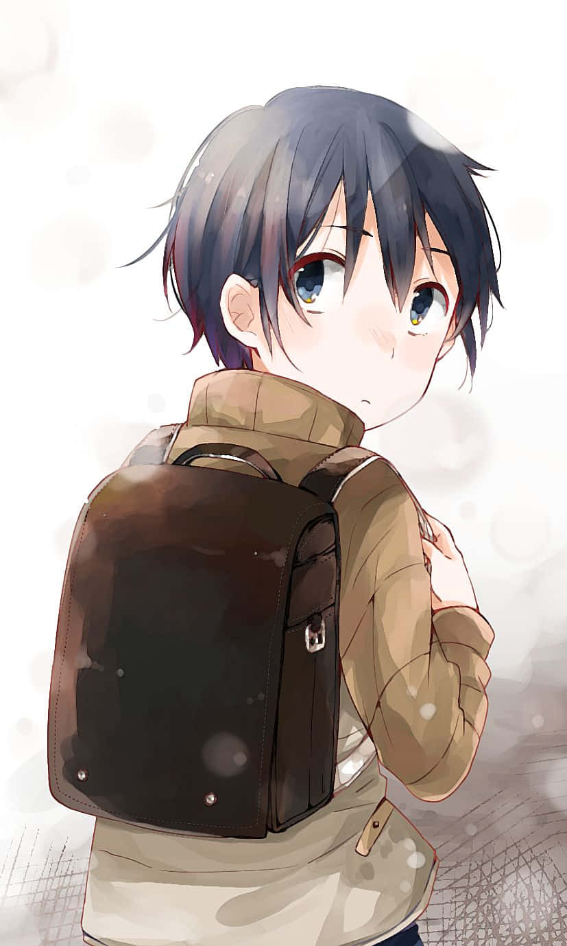 Erased 桌布 壁紙 — 一個黑髮藍眼的年輕動漫男孩，背著棕色背包，在柔和模糊的背景中微微轉頭回望。