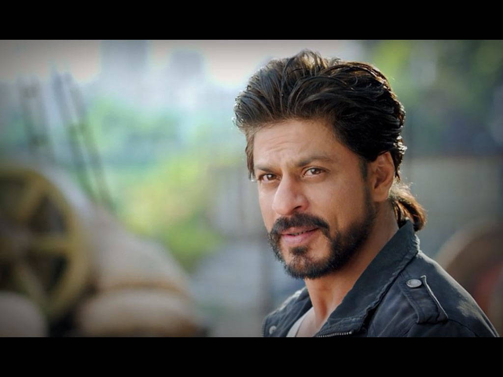 Shahrukh 桌布 壁紙 — 一個黑髮鬍鬚男的近距離肖像，穿著黑色皮夾克，背景是模糊的戶外環境。