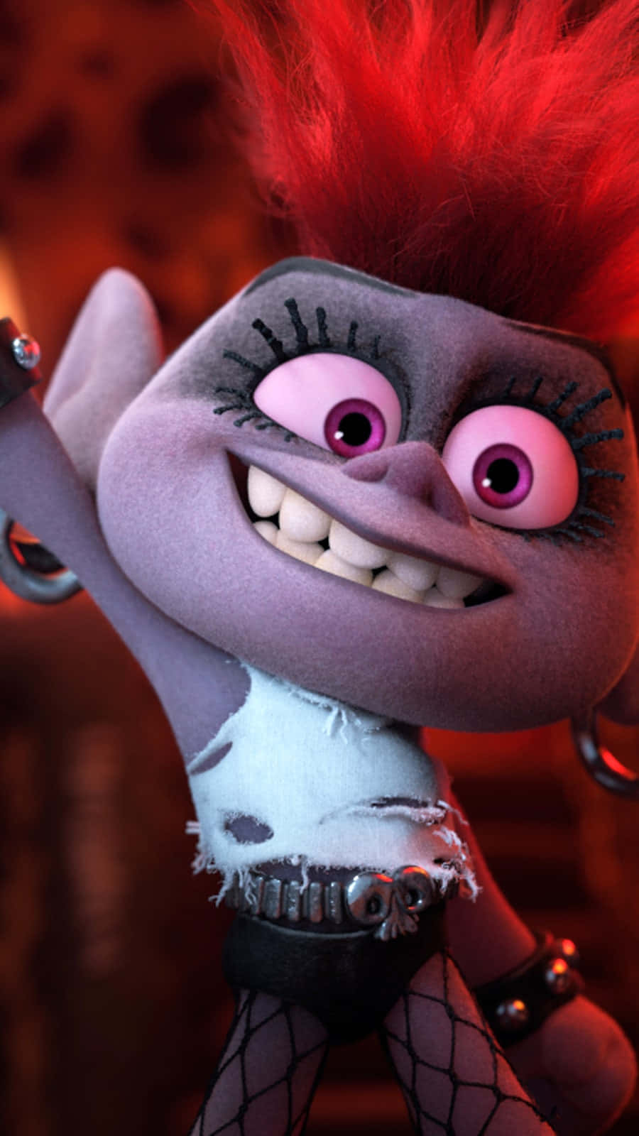 Trolls World Tour 桌布 壁紙 — 一個龐克搖滾巨魔，擁有狂野的紅髮和閃亮的眼睛，在火紅的場景中擺姿勢。