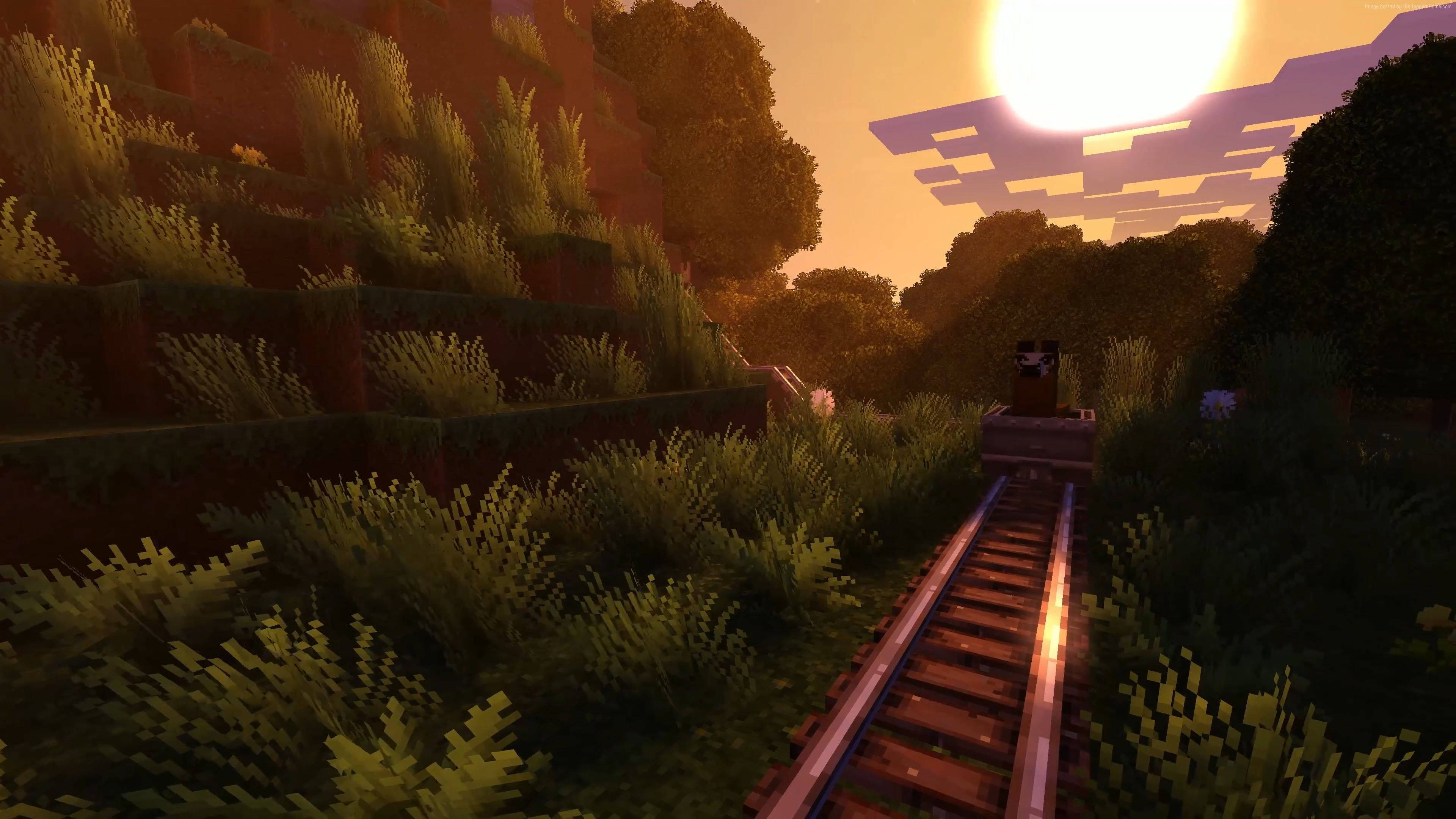 4K Minecraft 壁紙 桌布 壁紙 — 一列像素化火車沿著木製軌道穿過夕陽下長滿草的Minecraft生態域，有方塊狀的太陽和樹木。